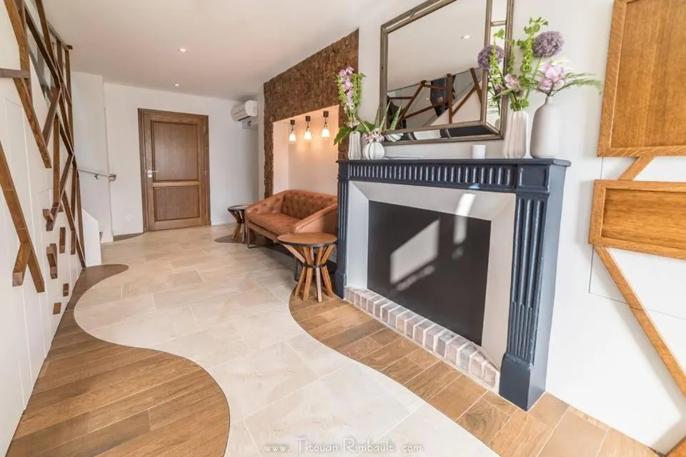 Hot Tub in Logis Hostellerie des Clos et restaurant Bistrot des grands crus et Maison de la tour Chablis