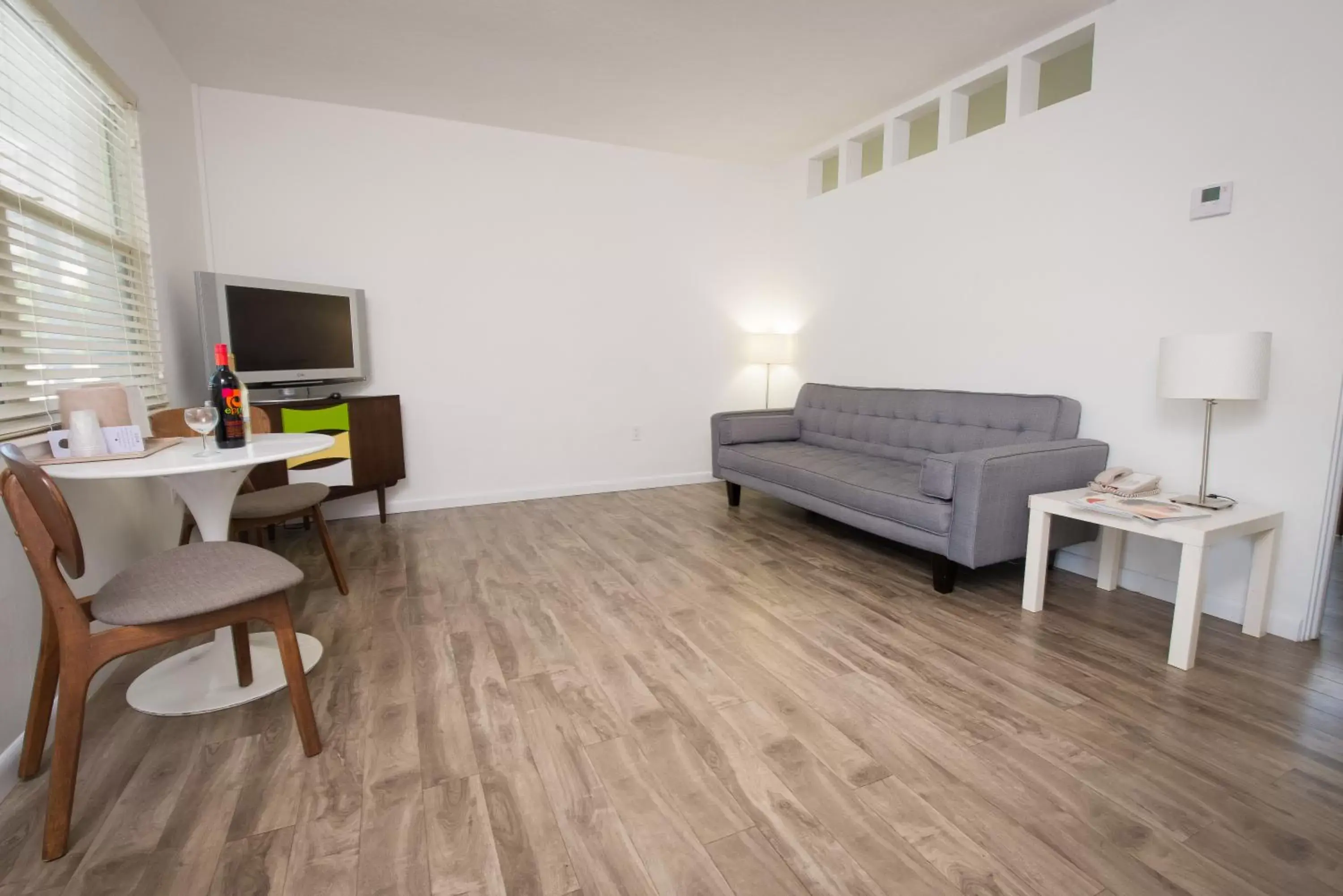 Living room, Seating Area in Regency Inn & Suites Sarasota