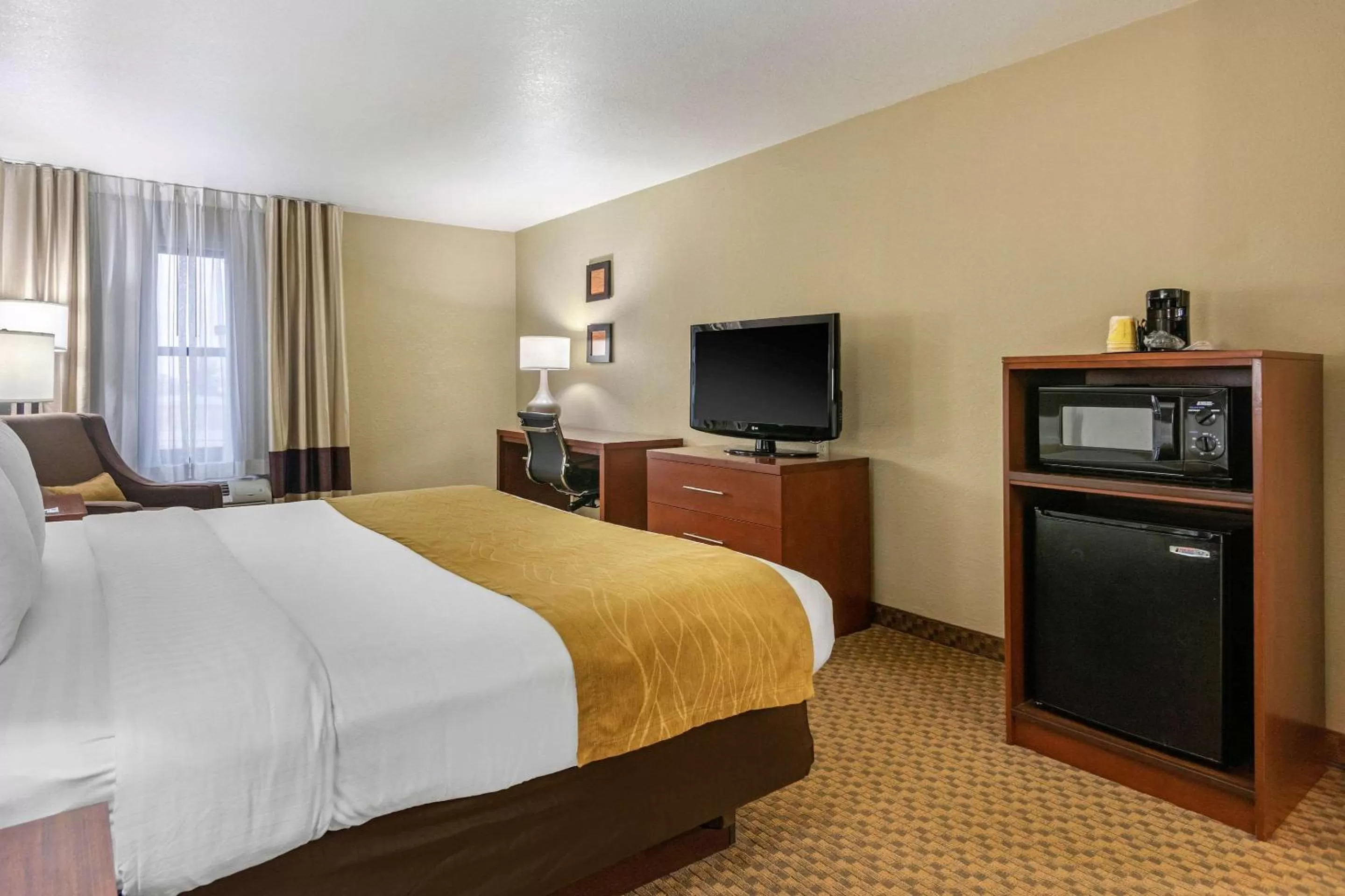 Photo of the whole room, Bed in Comfort Inn & Suites Springfield I-44