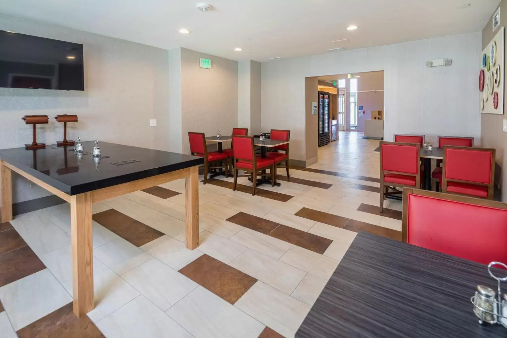 Breakfast, Kitchen/Kitchenette in Holiday Inn Express - Sunnyvale - Silicon Valley, an IHG Hotel