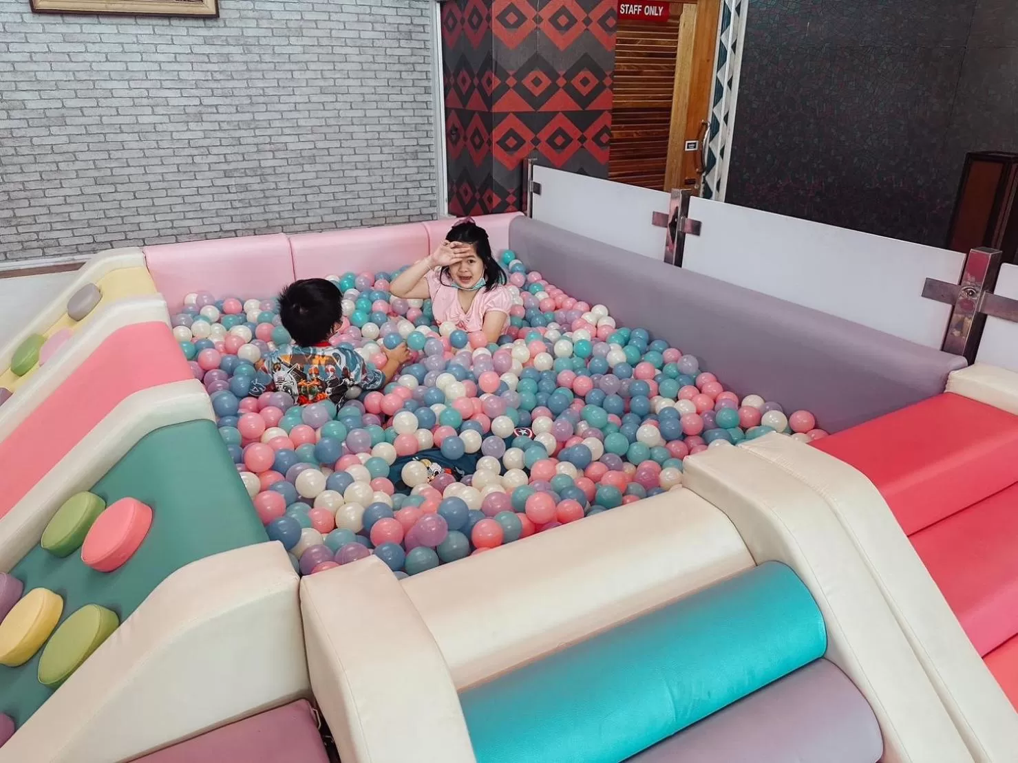 children in Hotel De Khuvieng