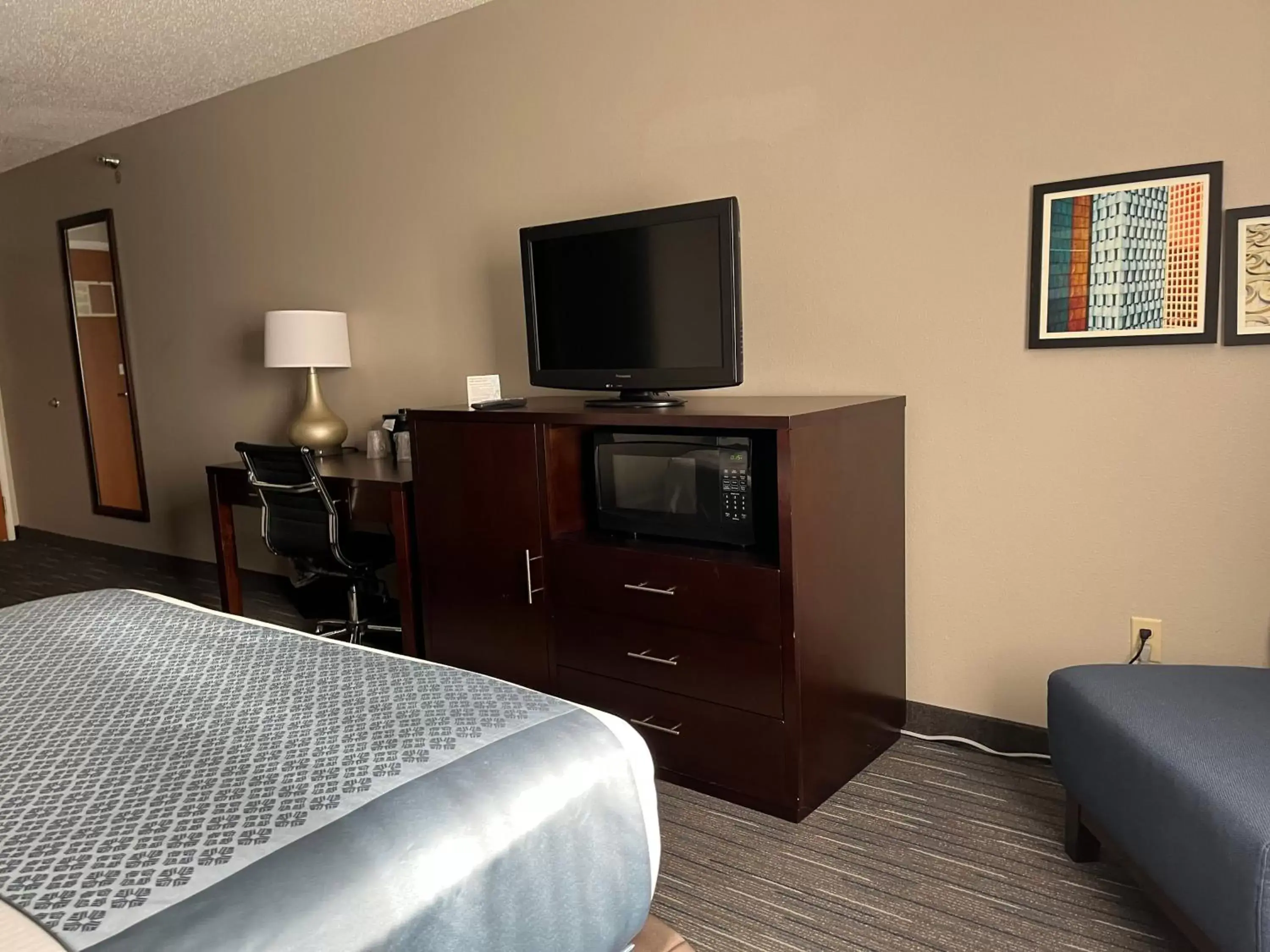 Bedroom, TV/Entertainment Center in Wingate by Wyndham Great Falls