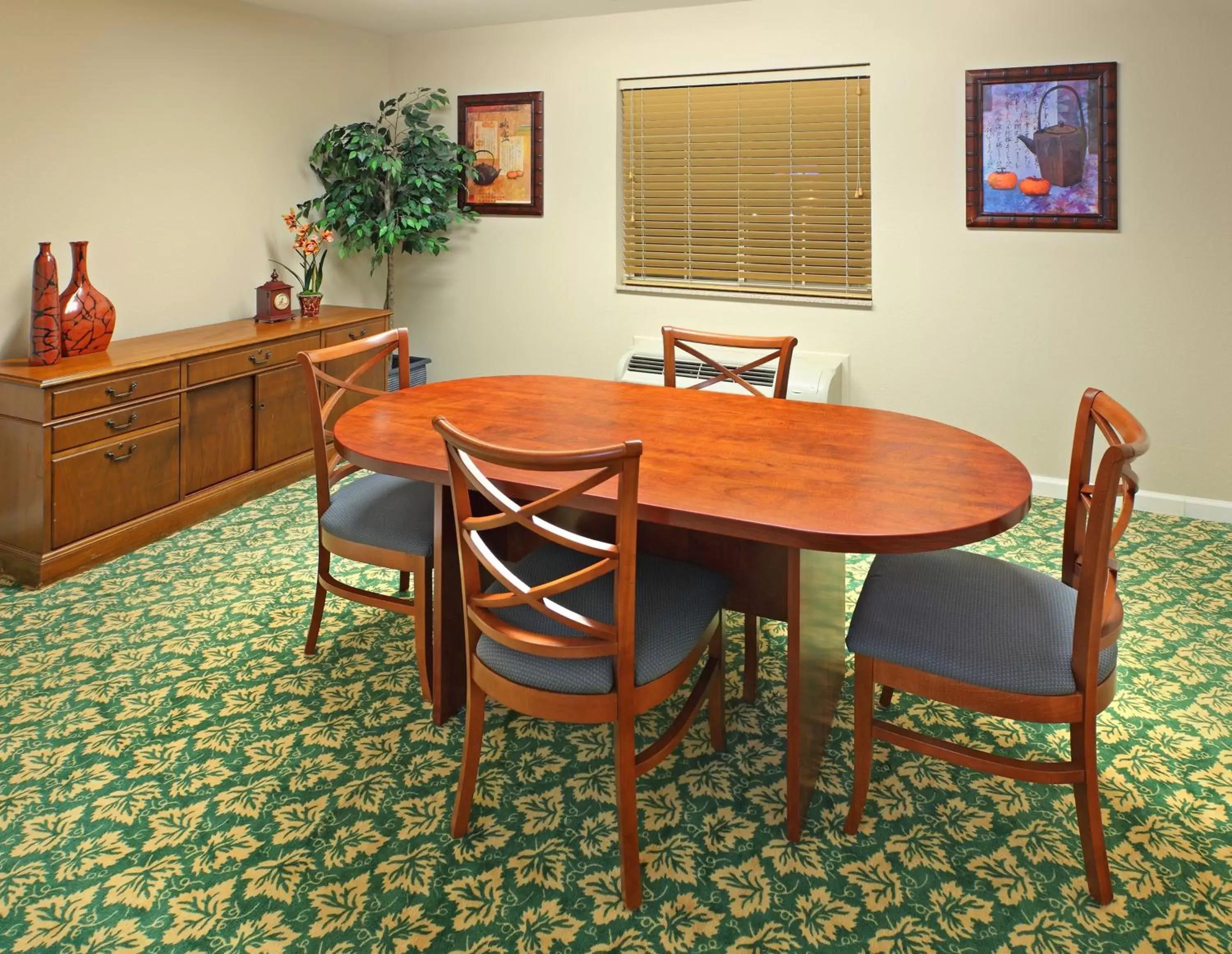 Meeting/conference room, Dining Area in Candlewood Suites West Little Rock, an IHG Hotel