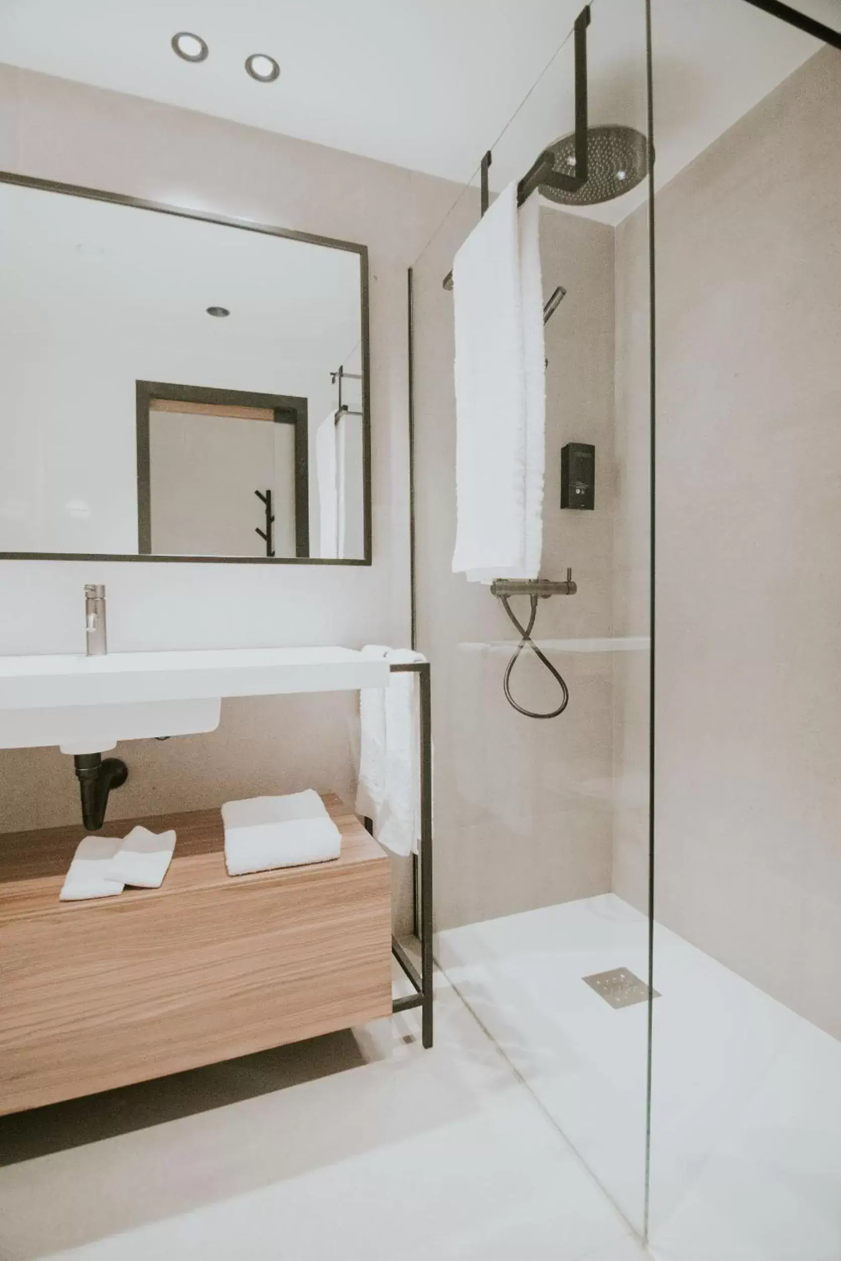 Shower, Bed in Catalina Plaza Hotel Sostenible Shower, Bed in Catalina Plaza Hotel Sostenible