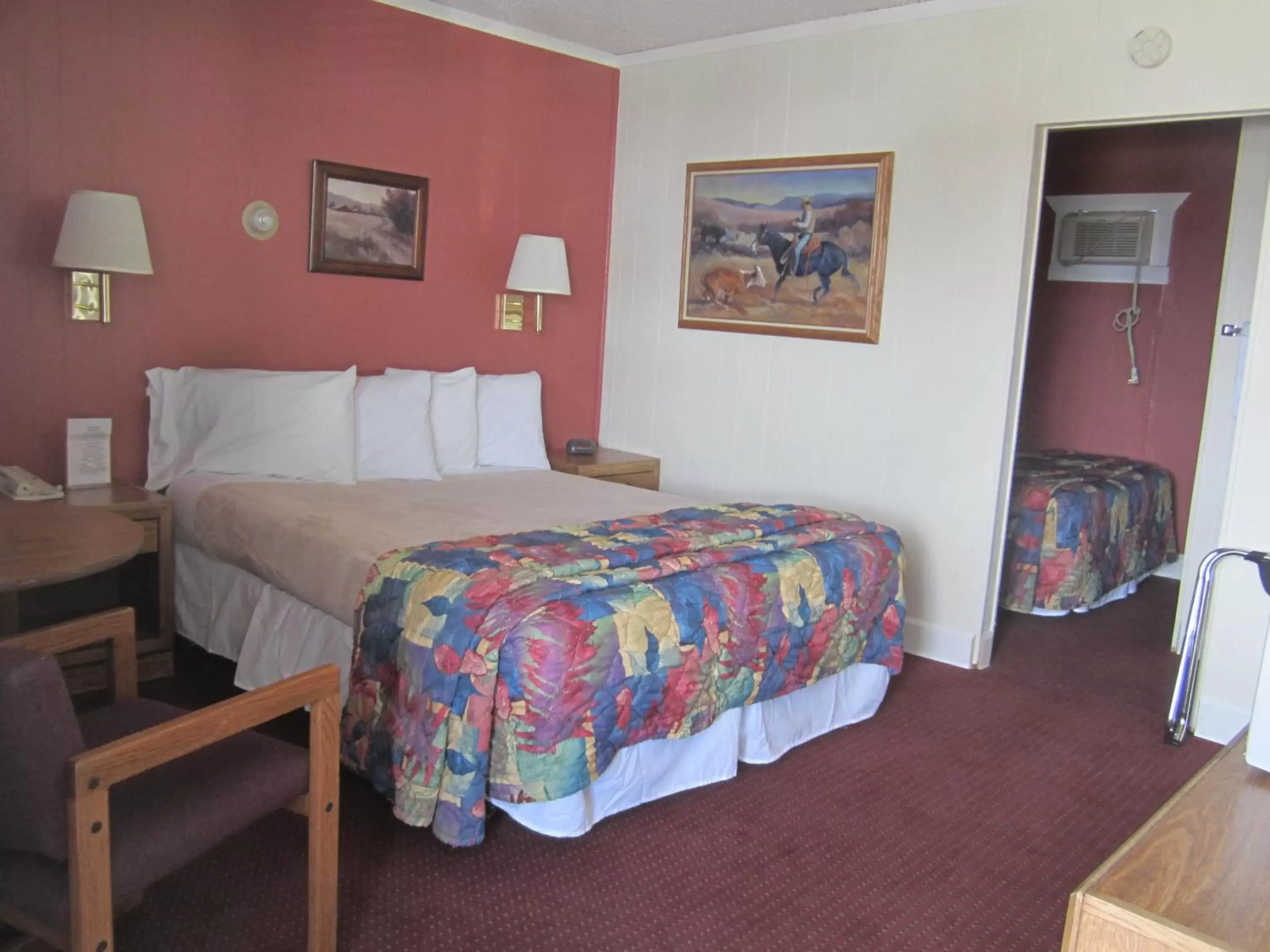 Photo of the whole room, Bed in Big Horn Motel