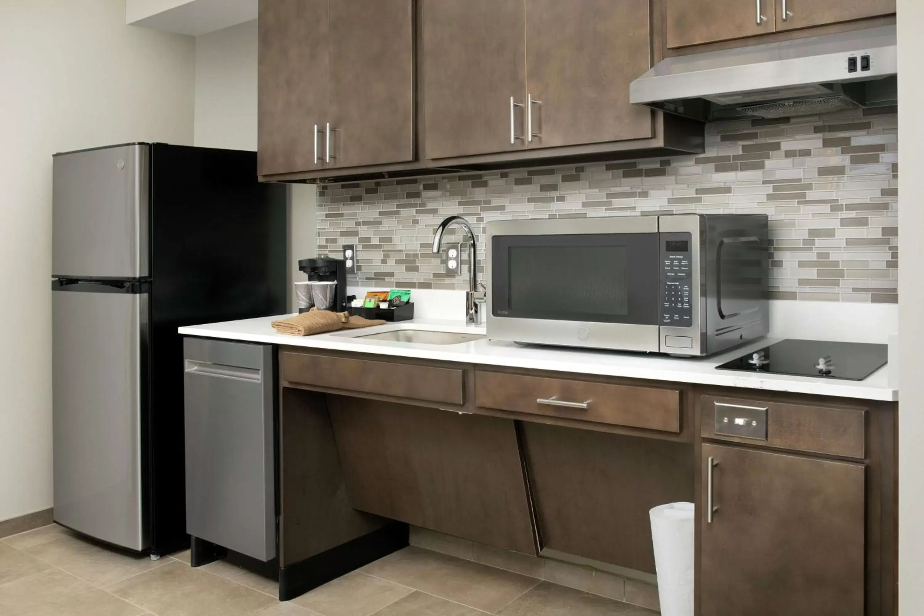 Kitchen or kitchenette, Kitchen/Kitchenette in Homewood Suites By Hilton Denver Airport Tower Road