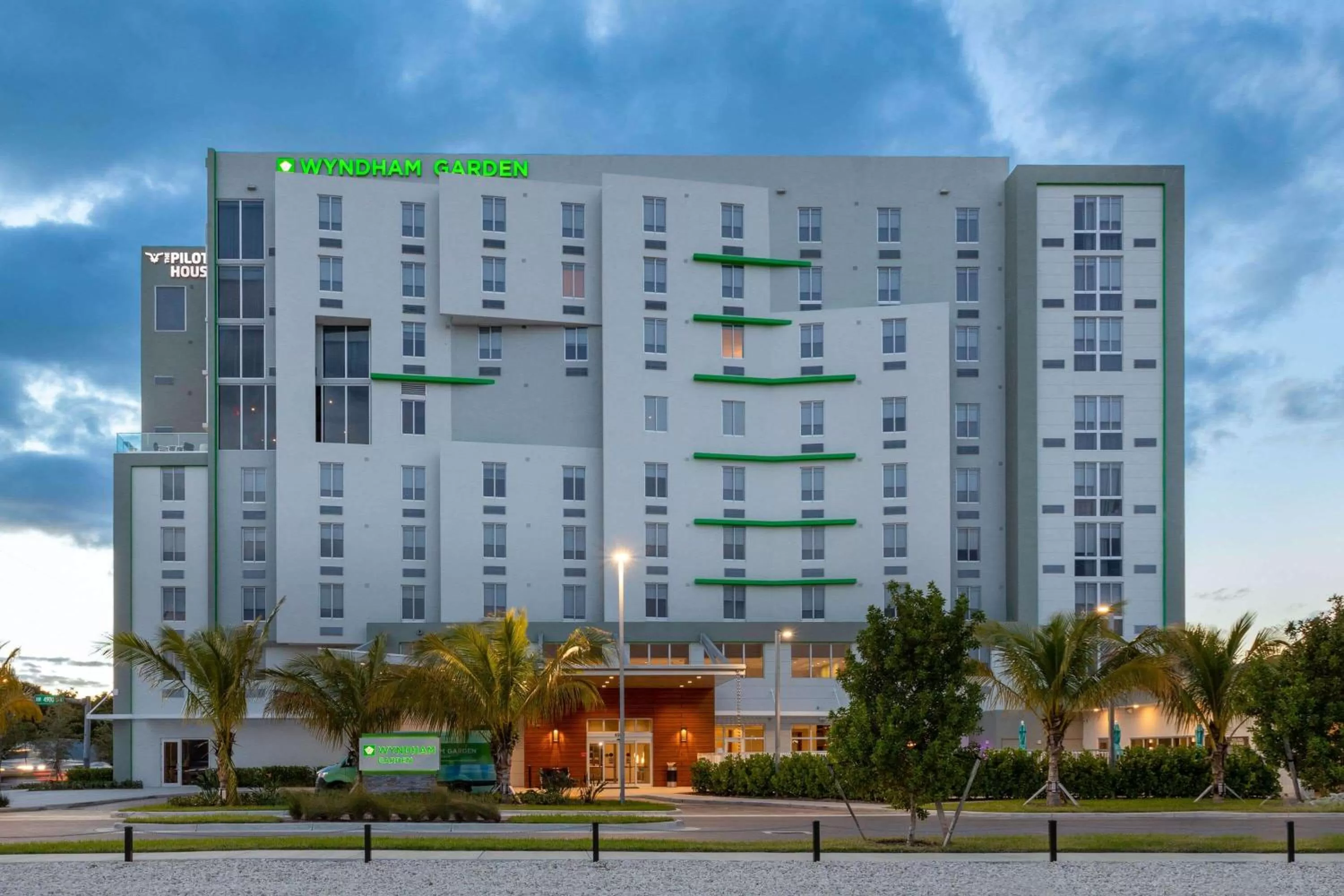 Property building in Wyndham Garden Miami International Airport