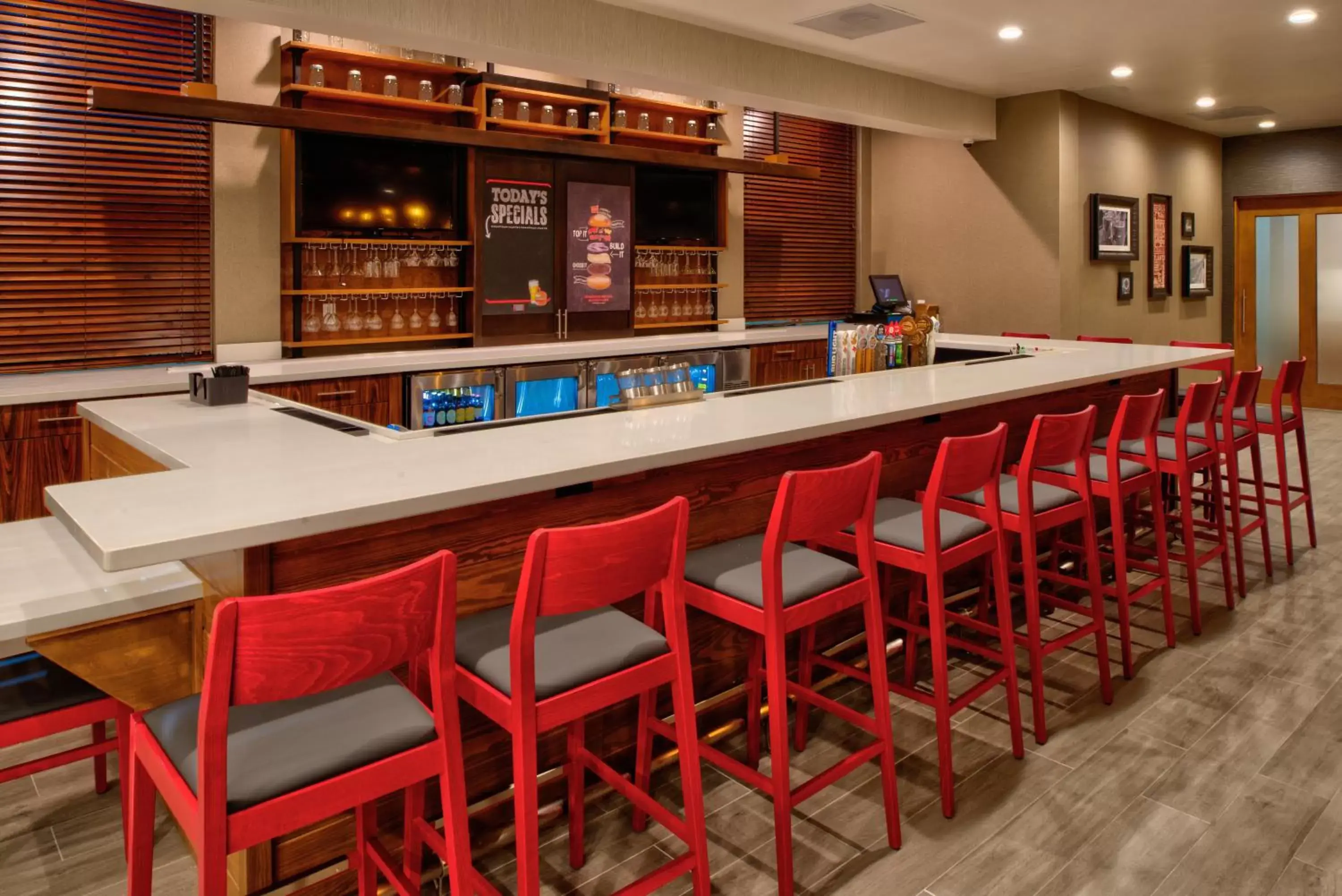 Restaurant/places to eat, Lounge/Bar in Holiday Inn Hotel & Suites - Houston West - Katy Mills, an IHG Hotel