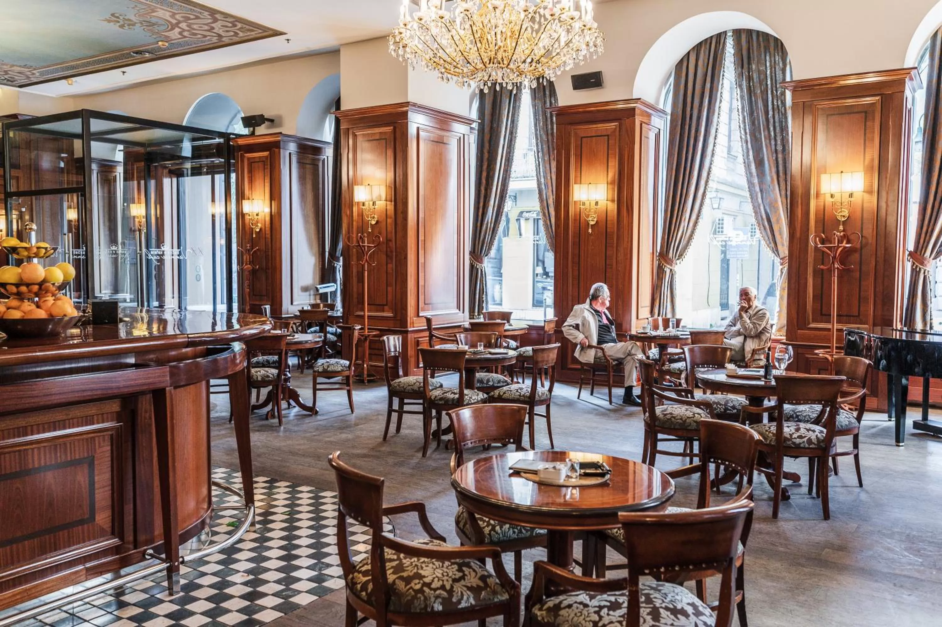 Restaurant/places to eat in Hotel Europe