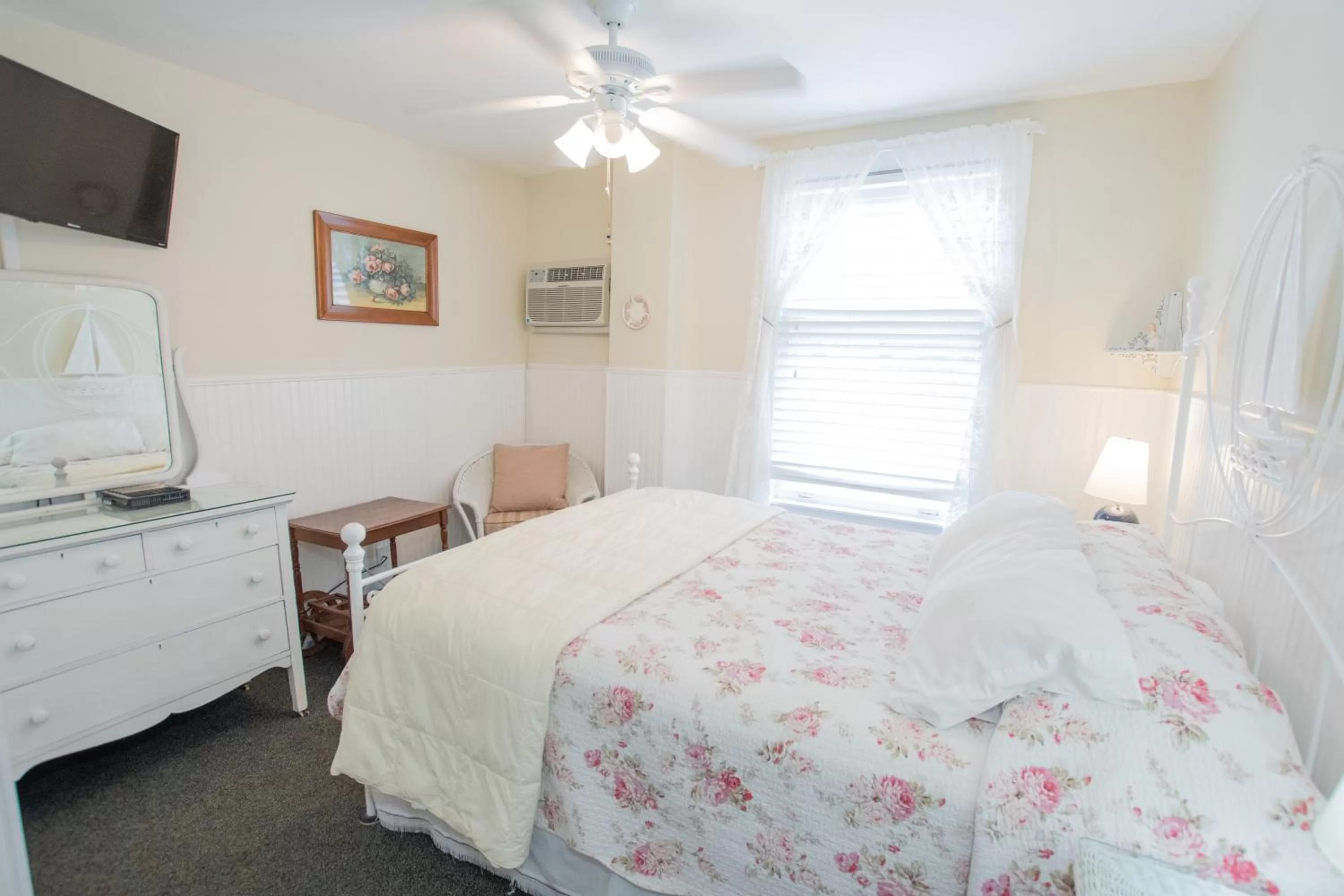 Bed in Terrace Inn and 1911 Restaurant