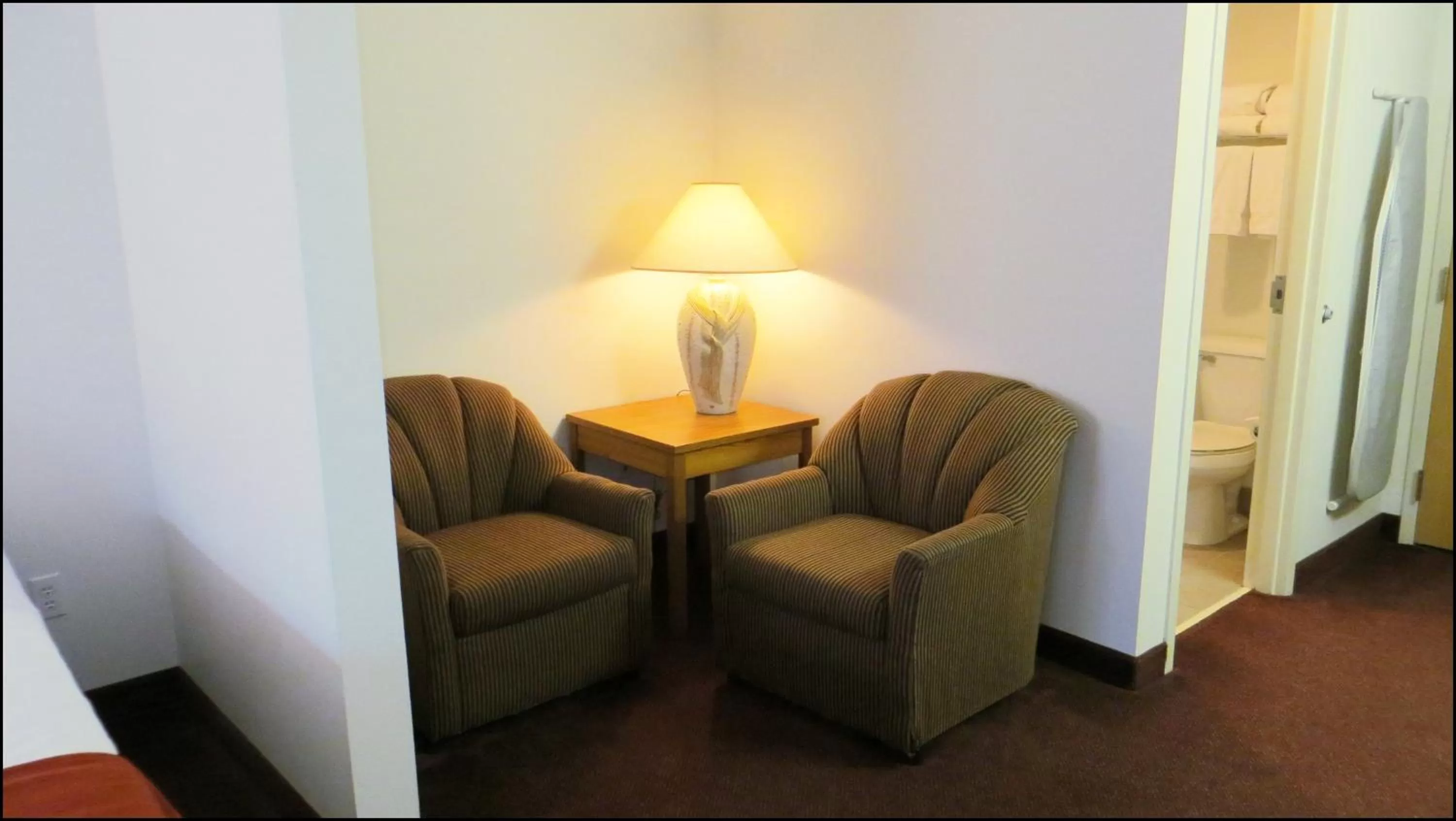 Seating area in Peppermill Empress Inn