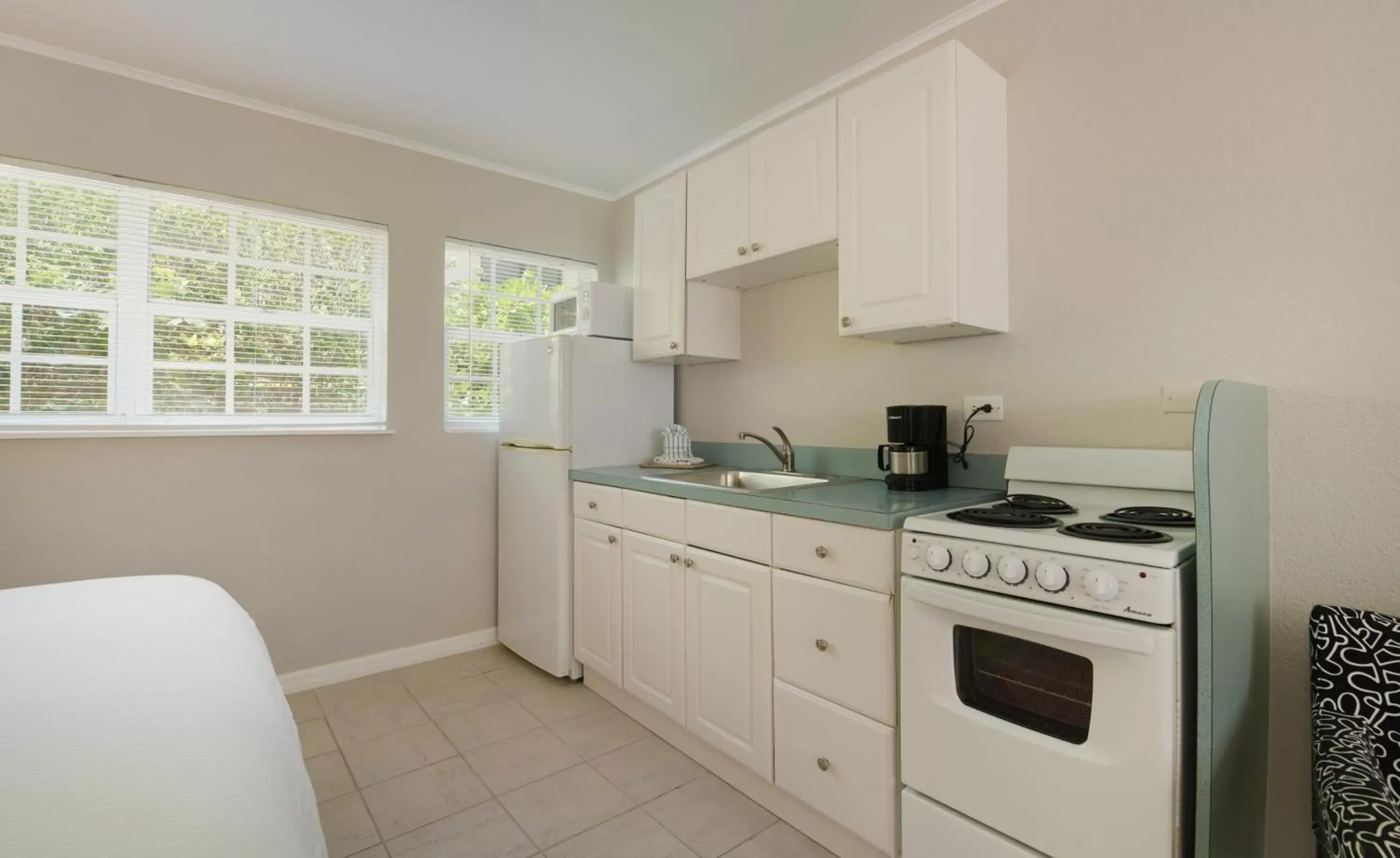 Kitchen or kitchenette, Kitchen/Kitchenette in Pines & Palms Resort