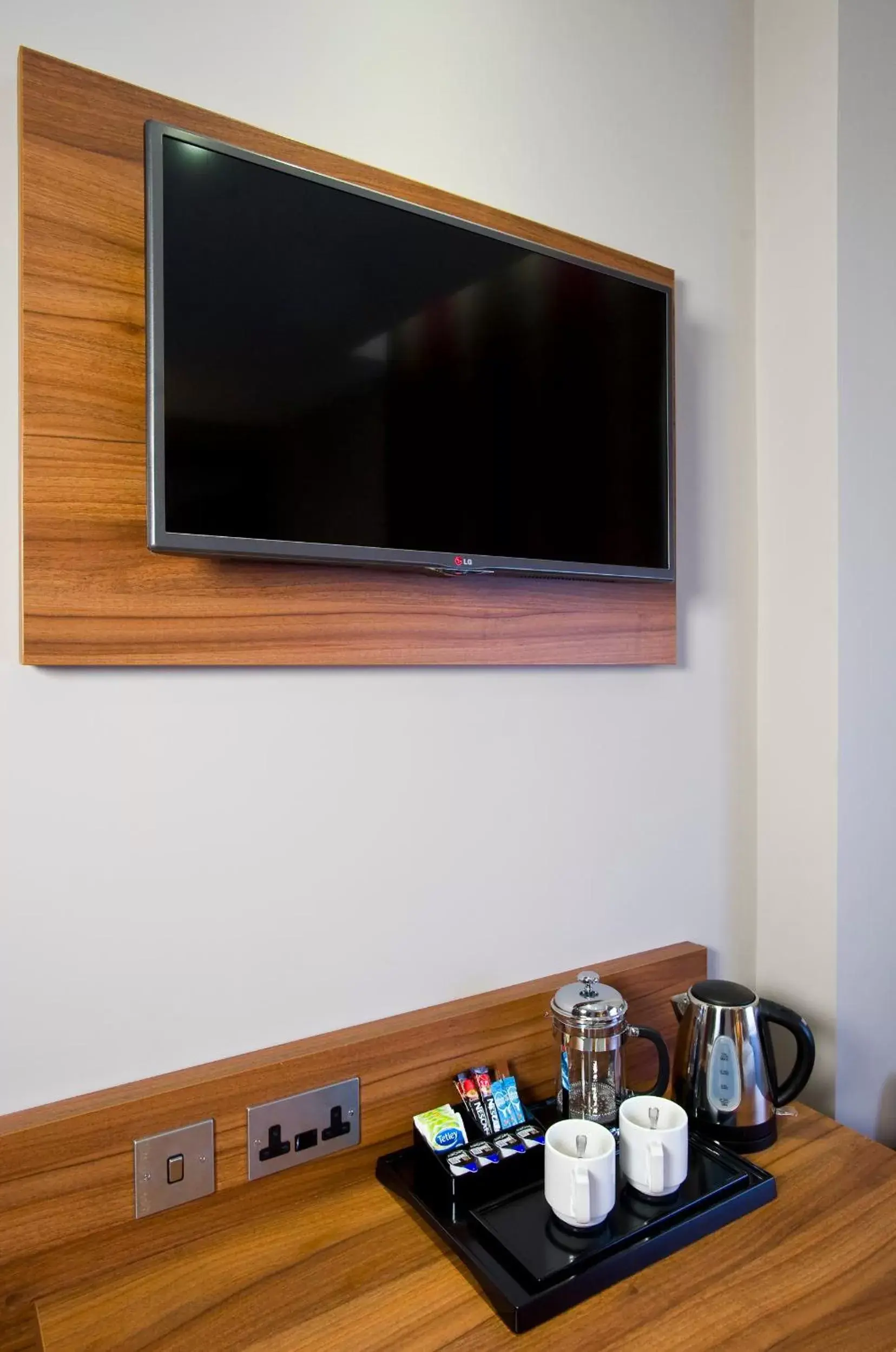 TV and multimedia, TV/Entertainment Center in London Court Hotel