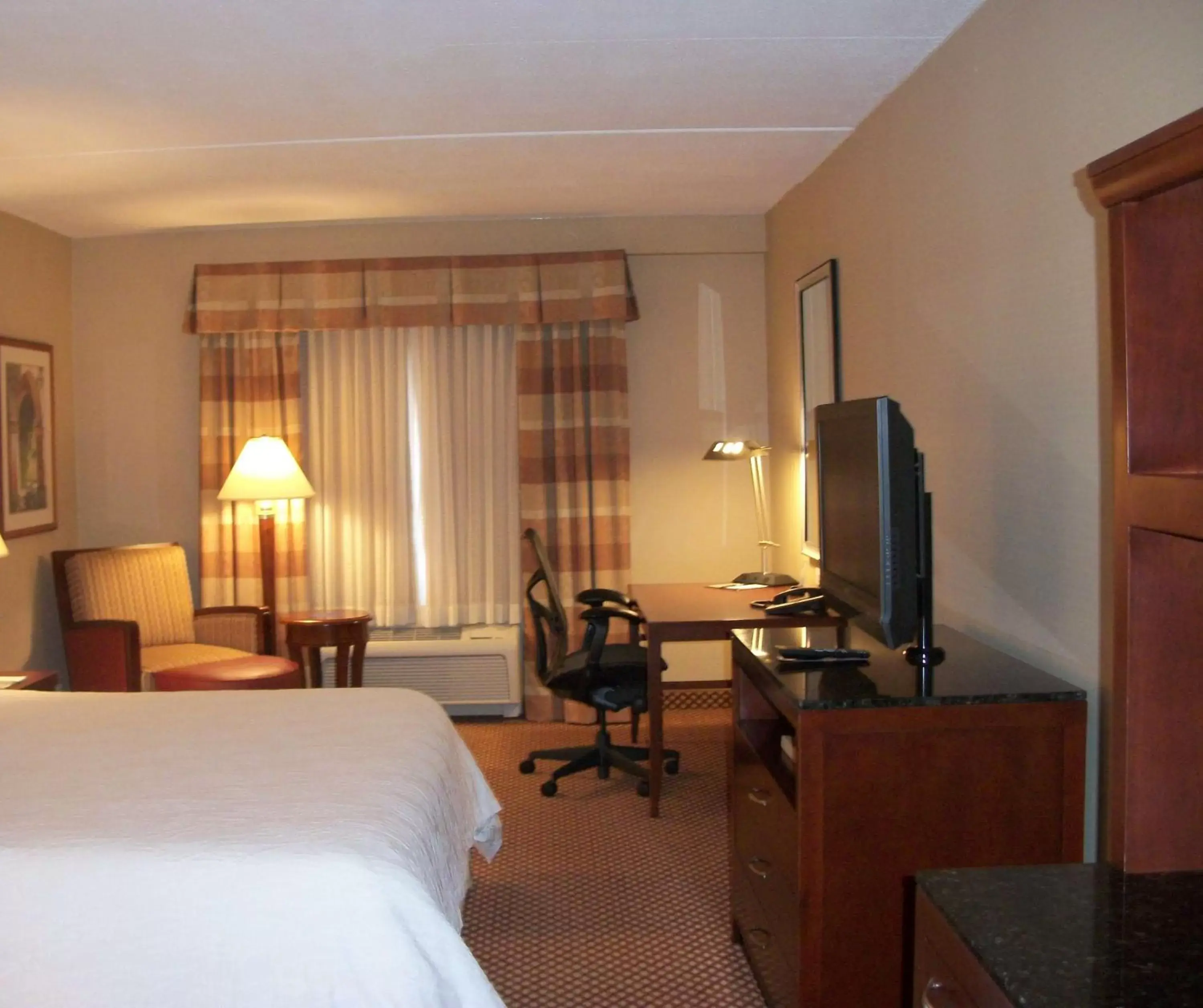 Bed, TV/Entertainment Center in Hilton Garden Inn Bangor