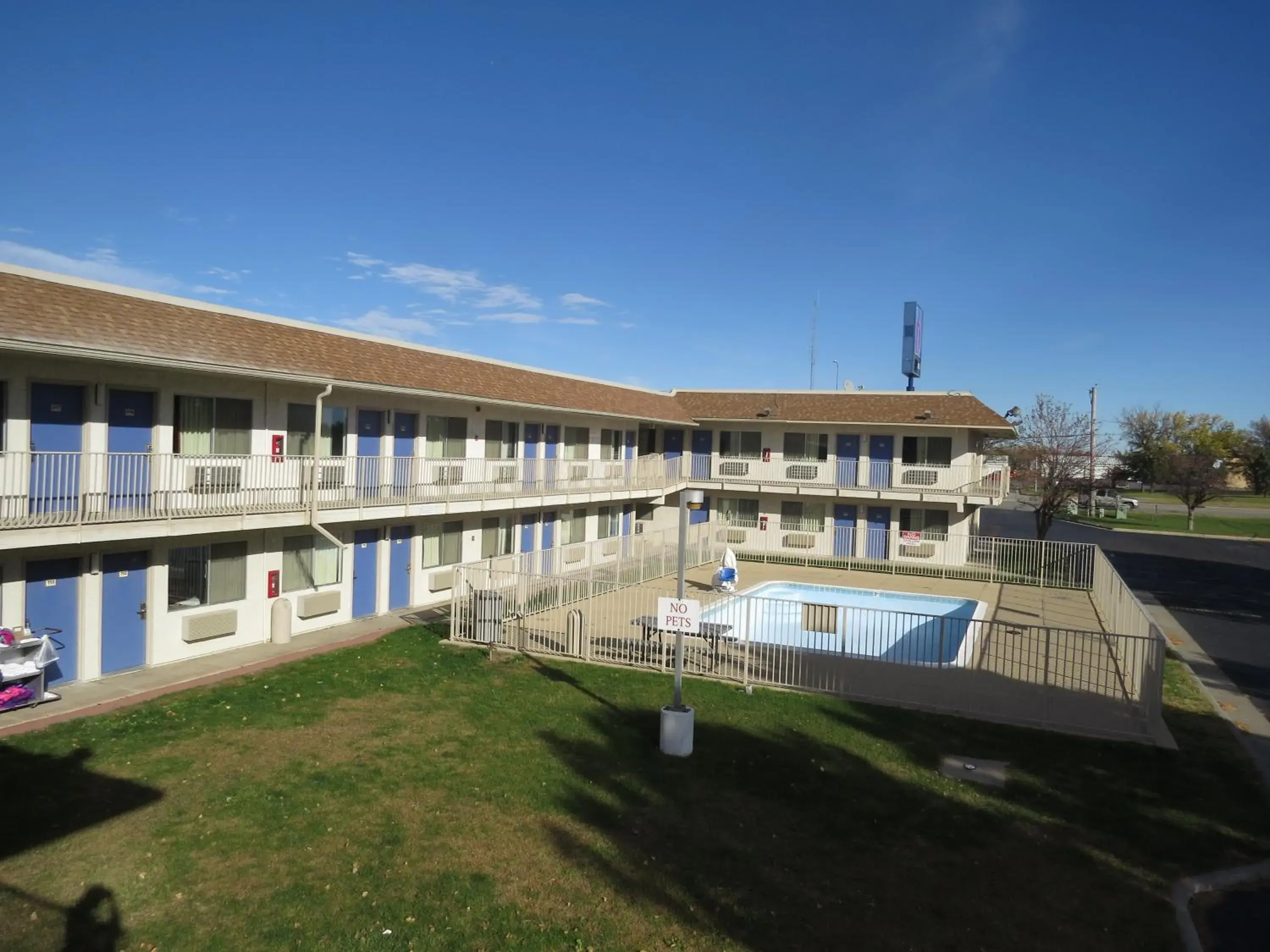 Swimming pool, Property Building in Motel 6-Mitchell, SD