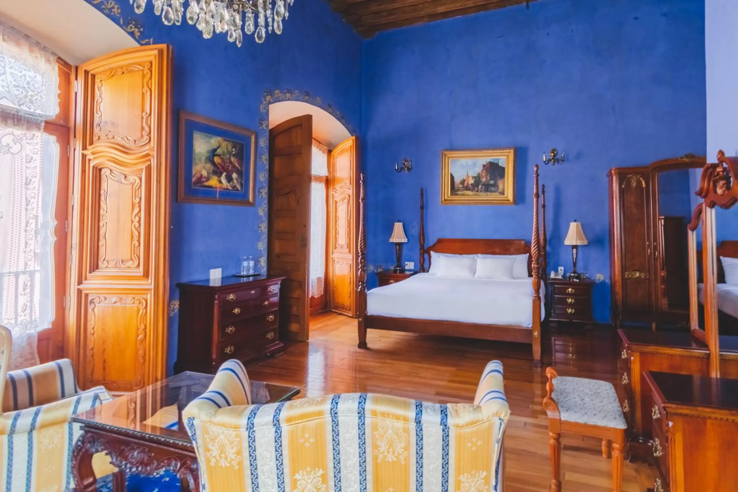 Photo of the whole room in La Casa de la Marquesa