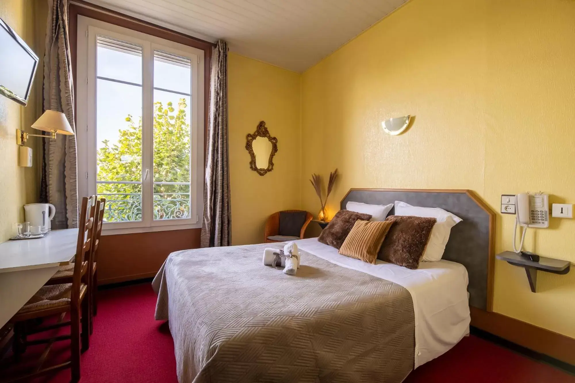 Bedroom, Bed in Montdidier Hôtel