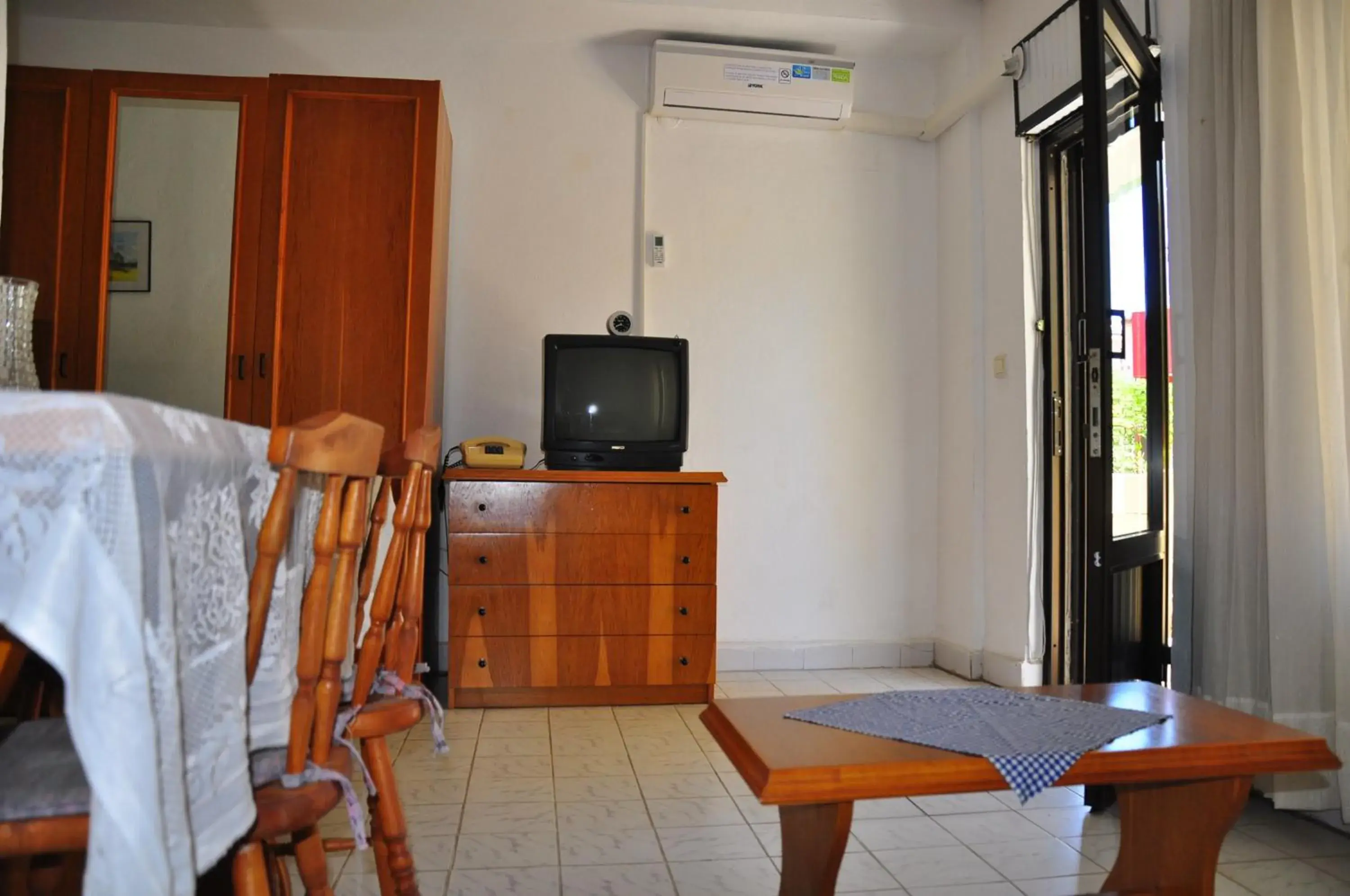 TV and multimedia, TV/Entertainment Center in Delphin Apart Hotel