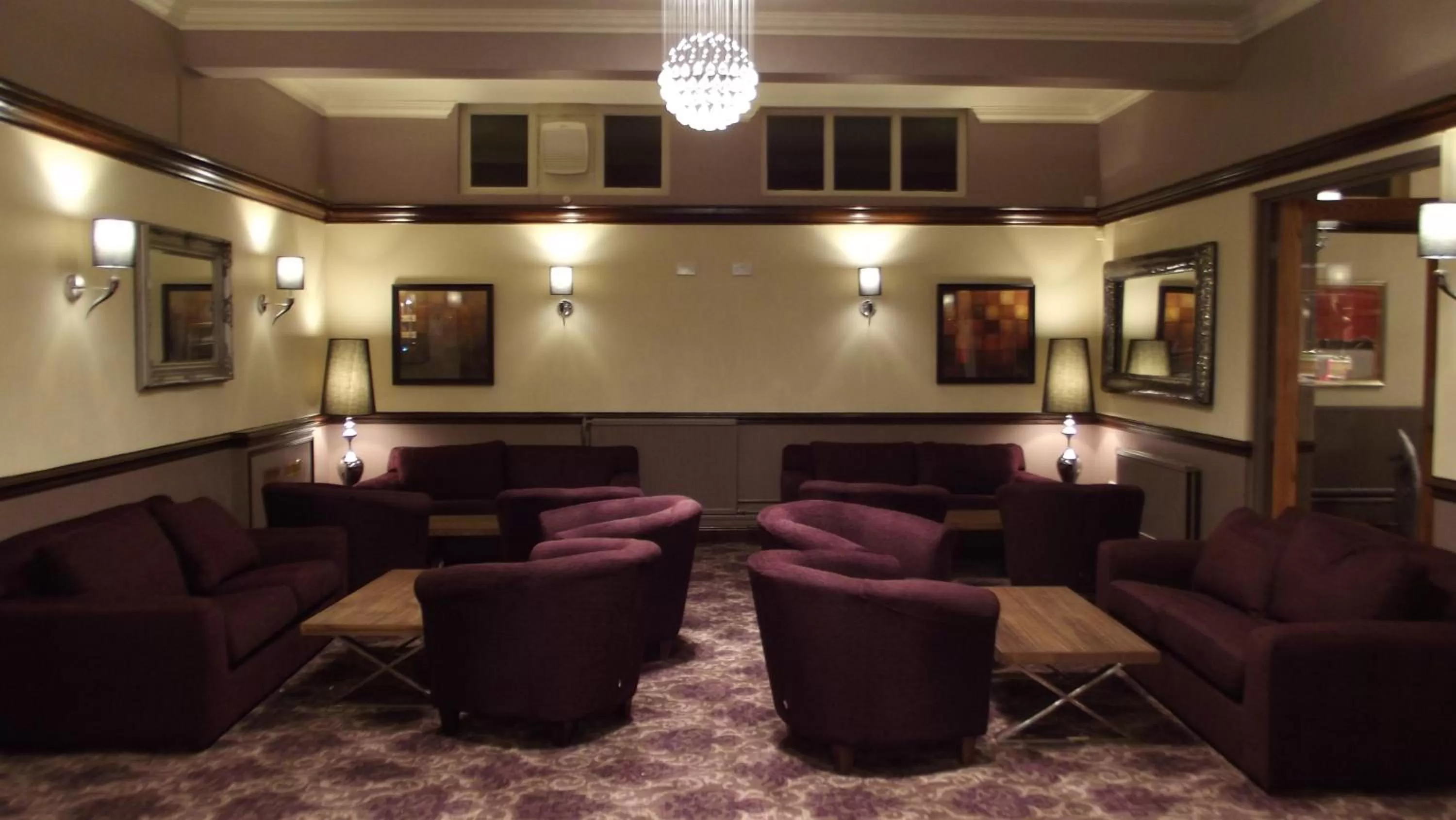 Lounge or bar in The Raven Hotel