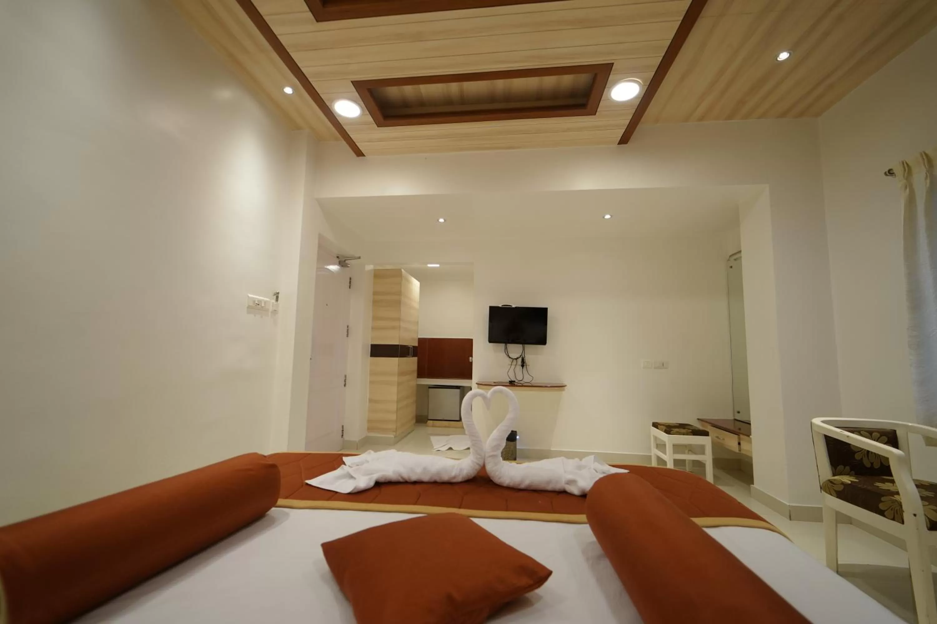 TV and multimedia, Bed in Hotel Palmyra Grand Inn