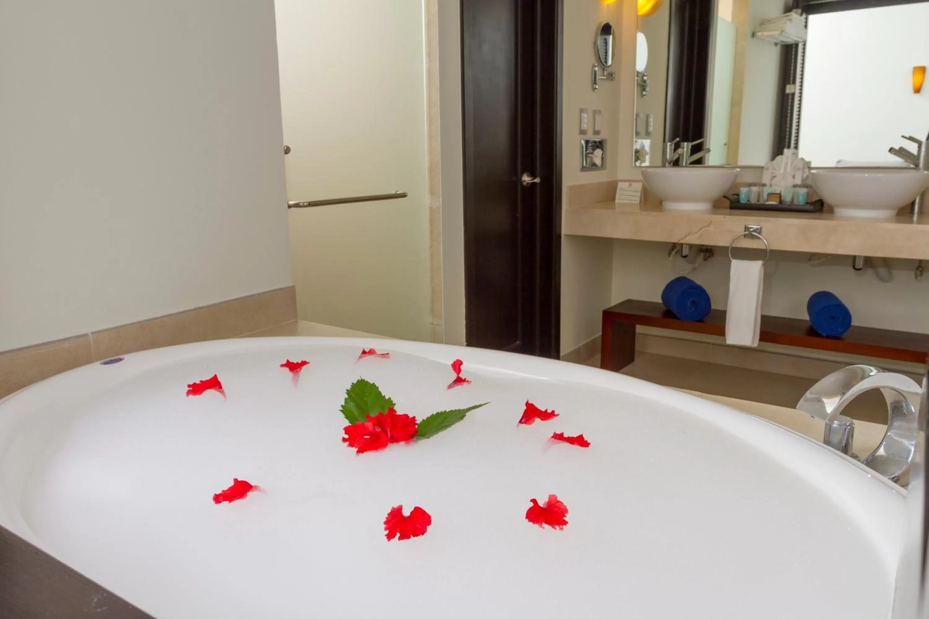 Deluxe Suite Select Club Single (1 adult) - single occupancy in Select Club at Sandos Caracol All Inclusive - Adults Only Area