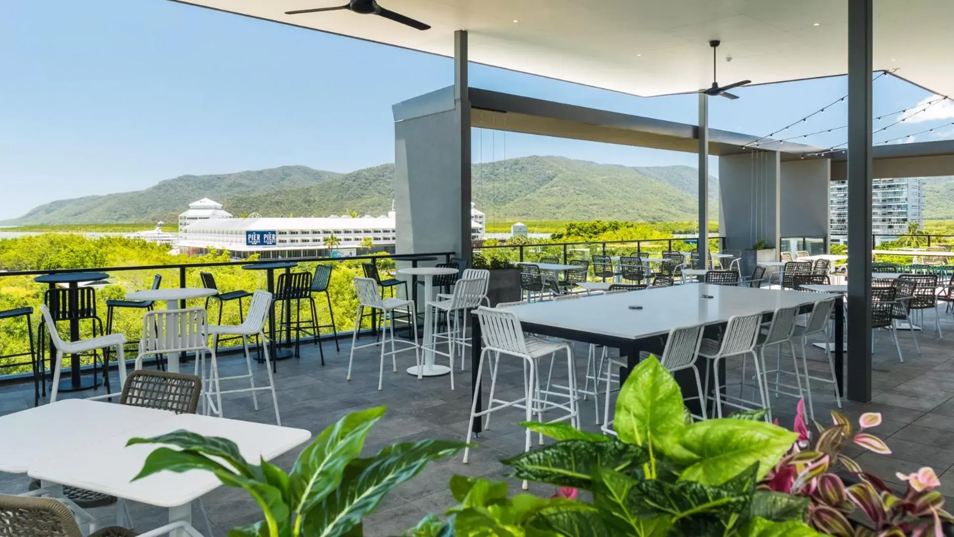 Restaurant/places to eat, Mountain View in Oaks Cairns Hotel