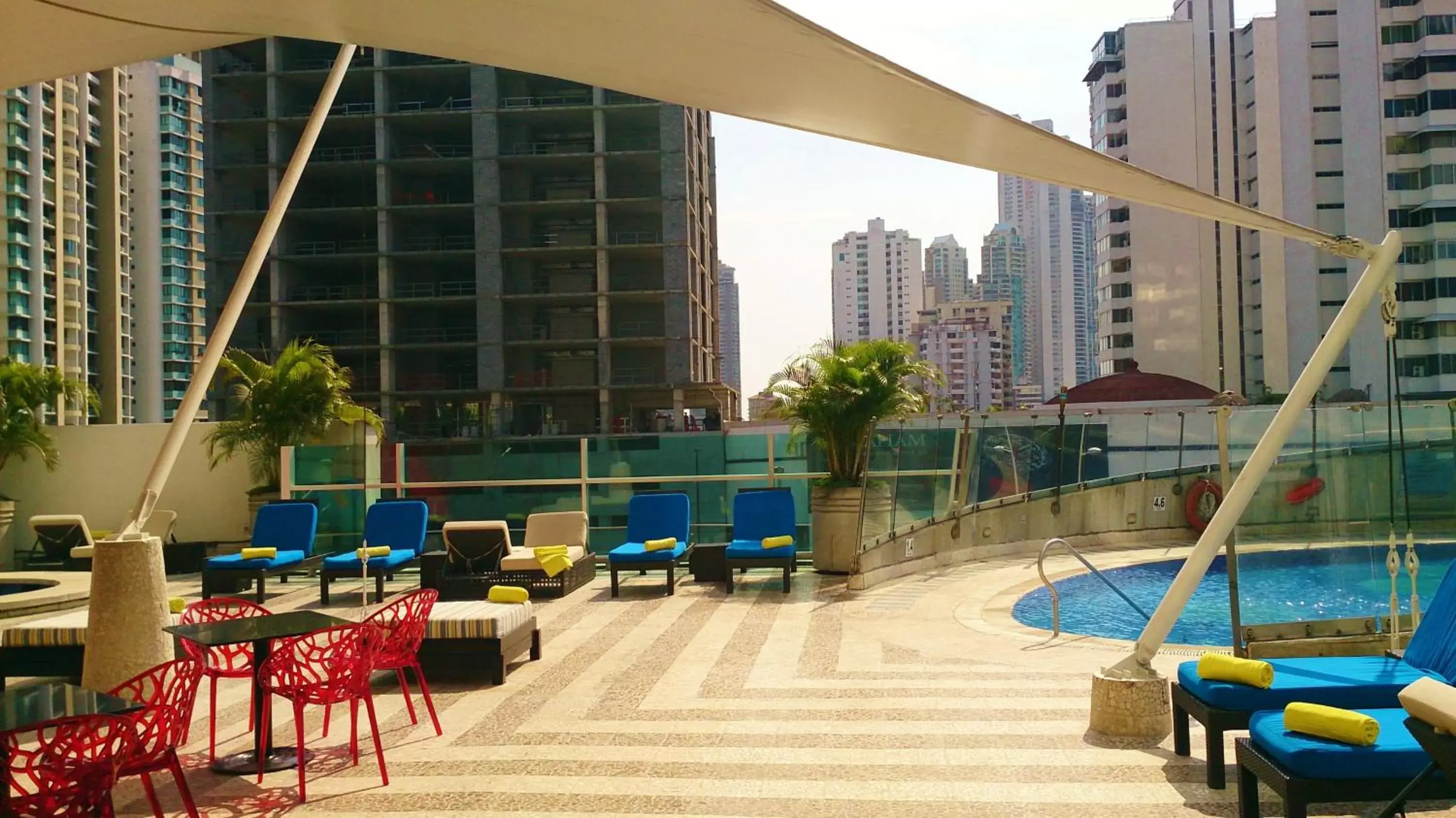 Swimming pool in Decapolis Hotel Panama City