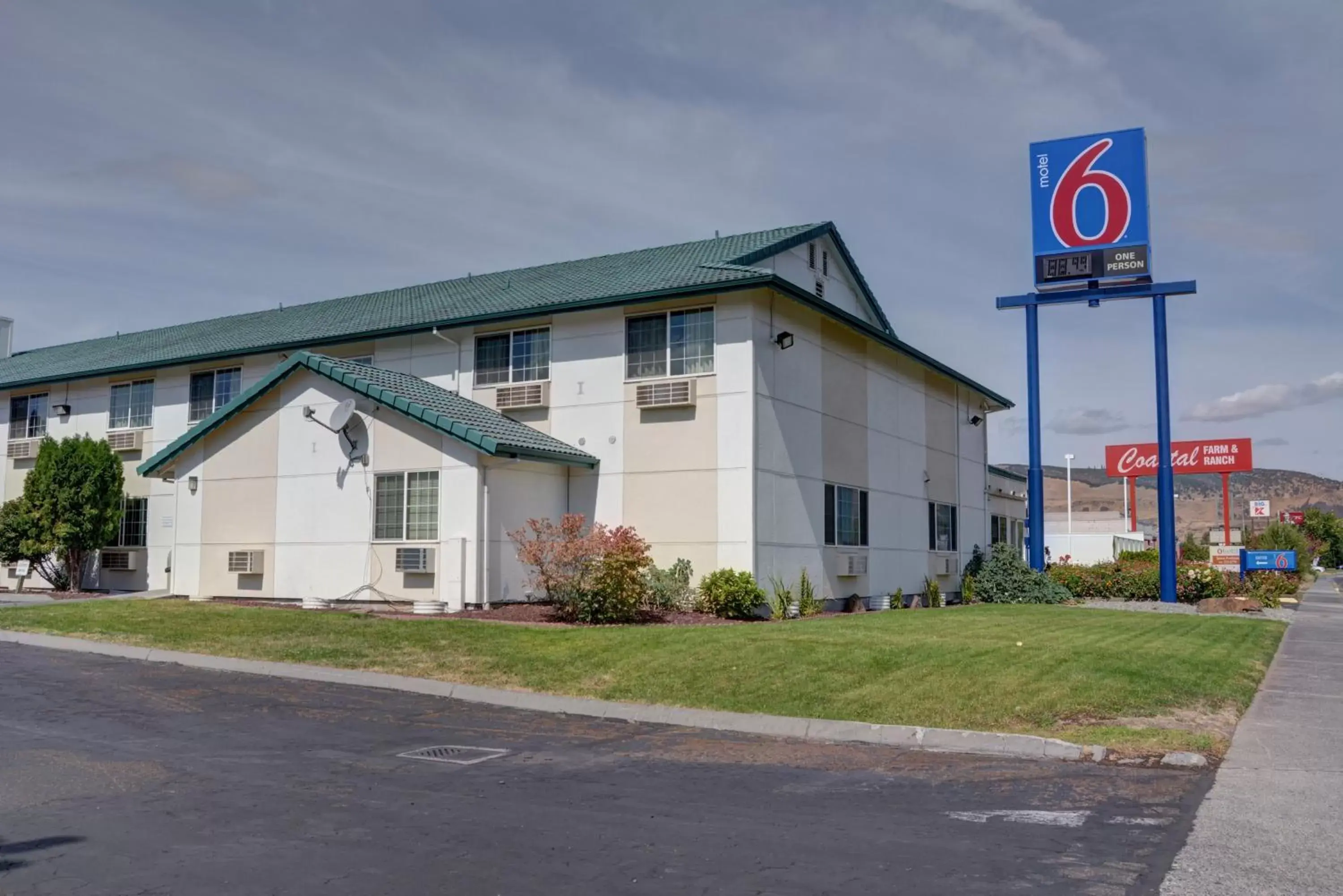 Facade/entrance, Property Building in Motel 6-The Dalles, OR