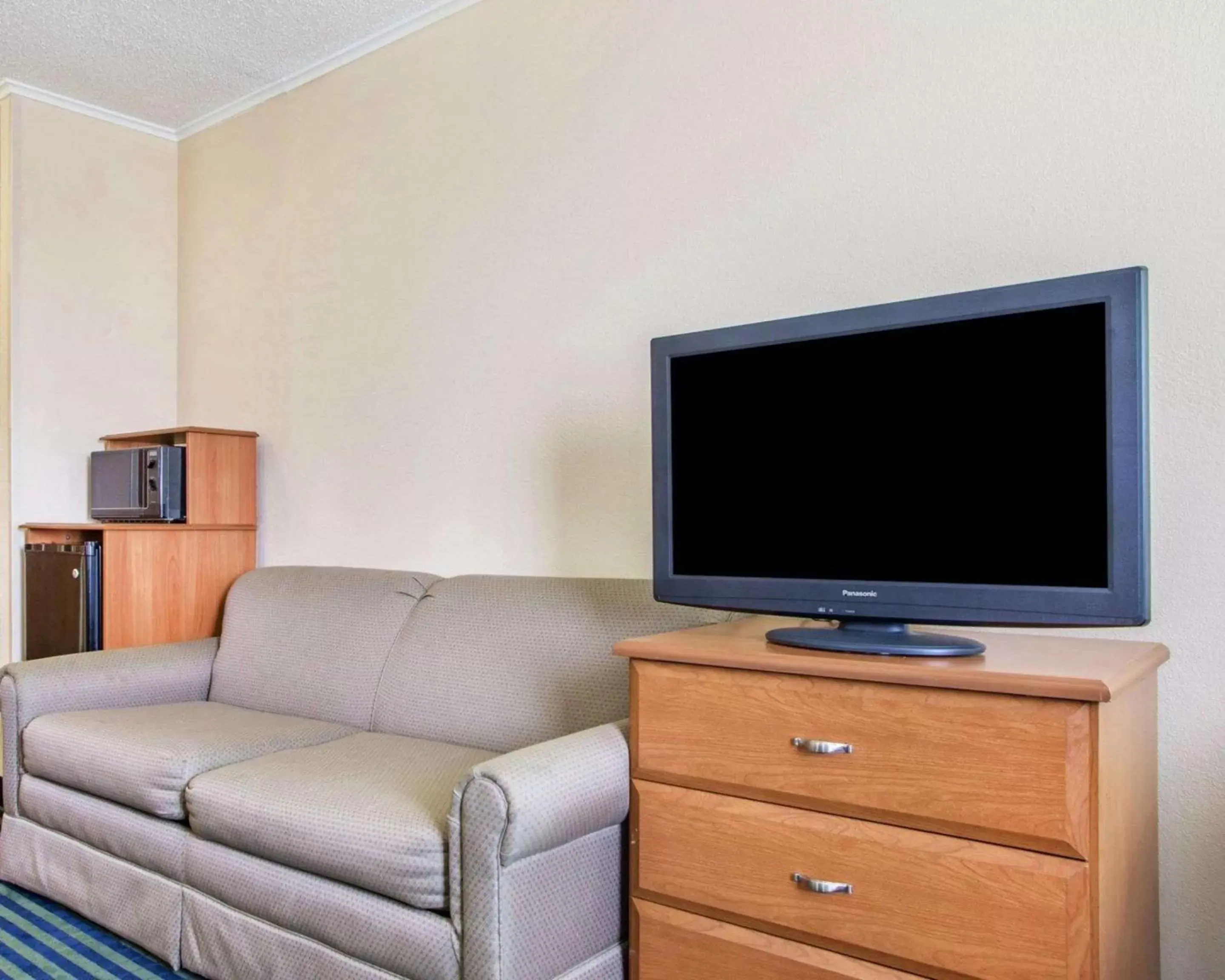 Photo of the whole room, TV/Entertainment Center in Quality Inn Ottawa near Starved Rock State Park