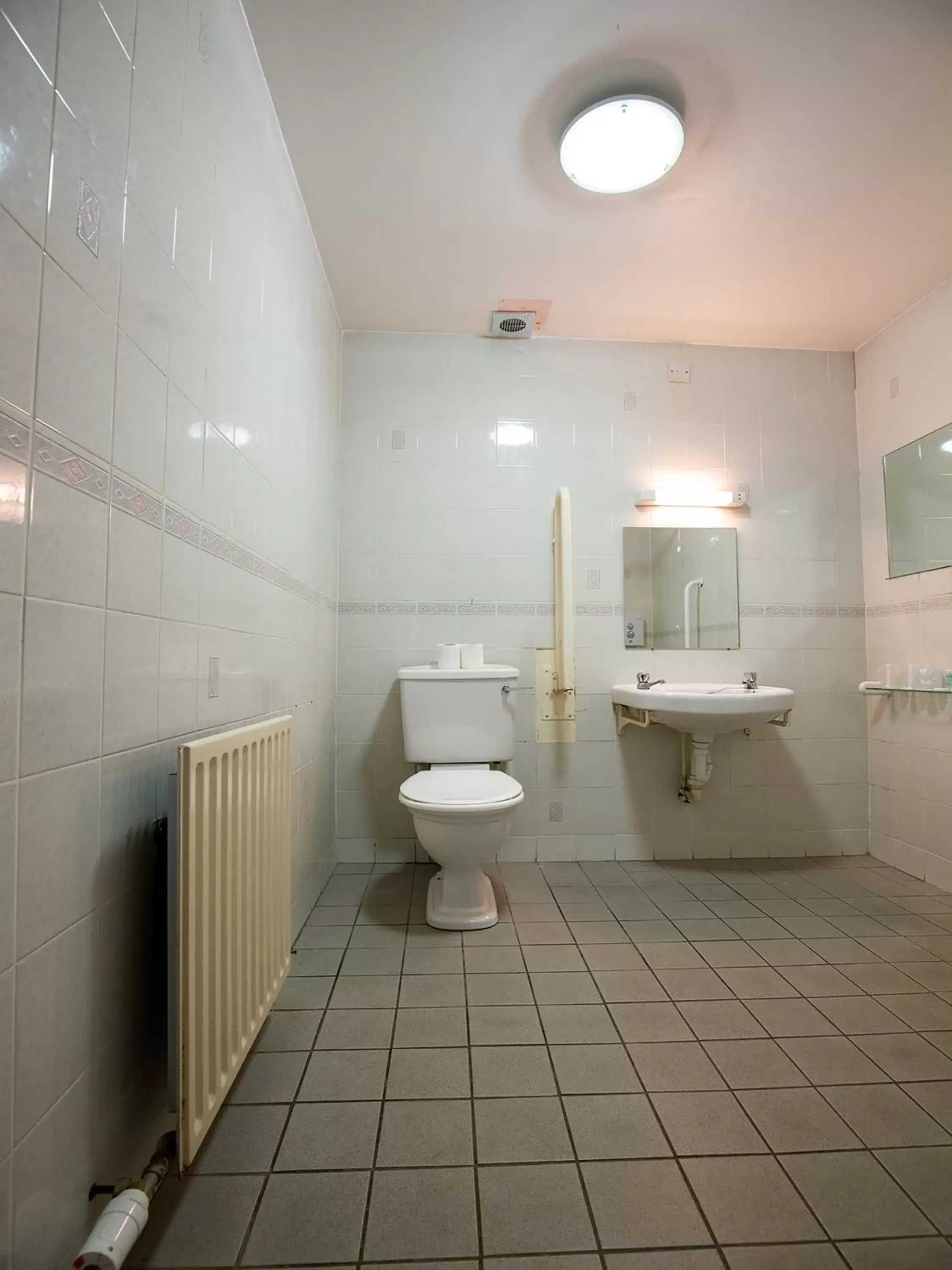 Bathroom in Longforgan Coaching Inn