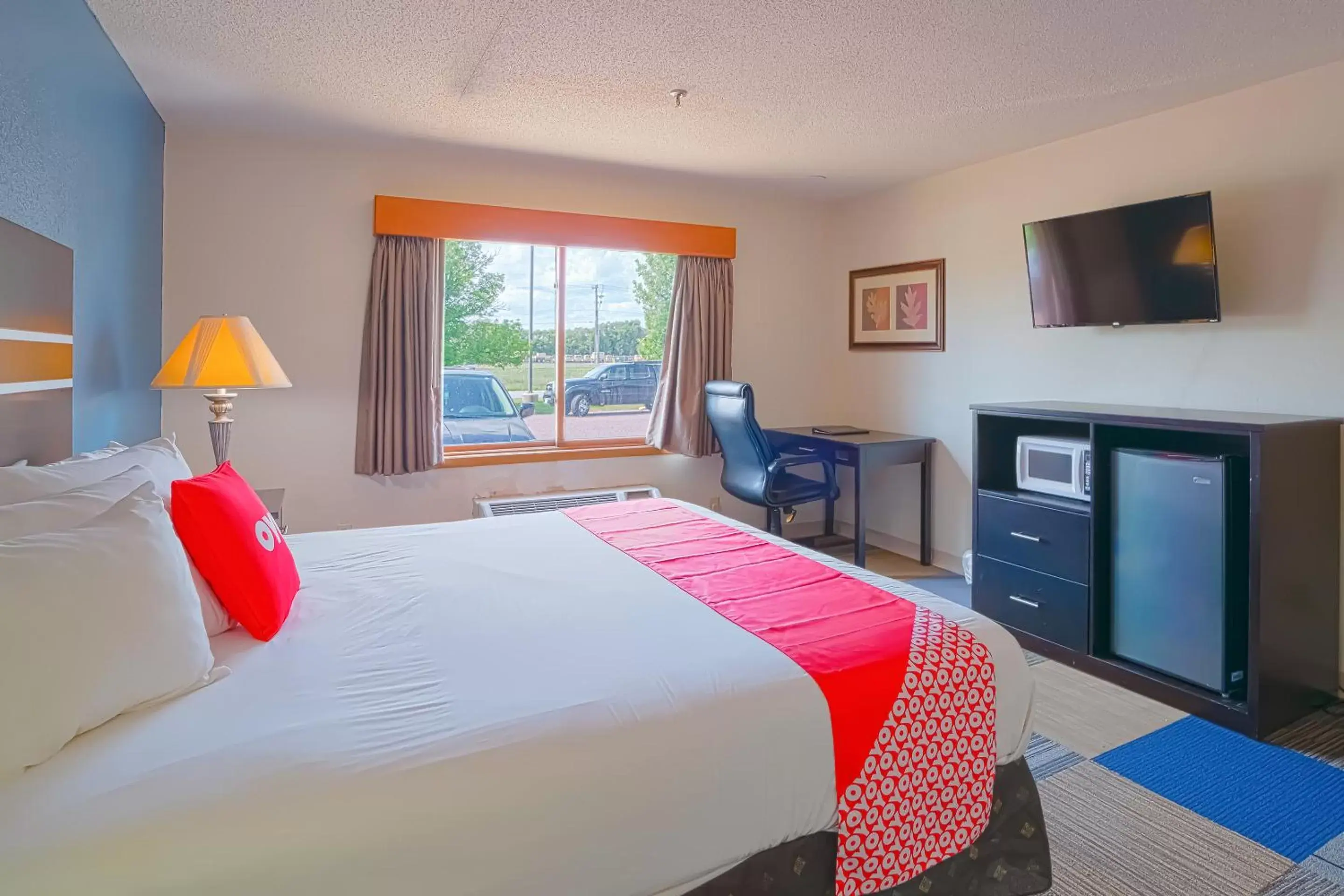 Bedroom, Bed in OYO Hotel Redwood Falls near Jackpot Casino