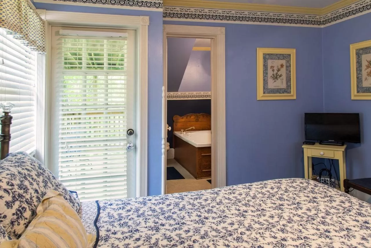 Bed in Hidden Springs Bed and Breakfast