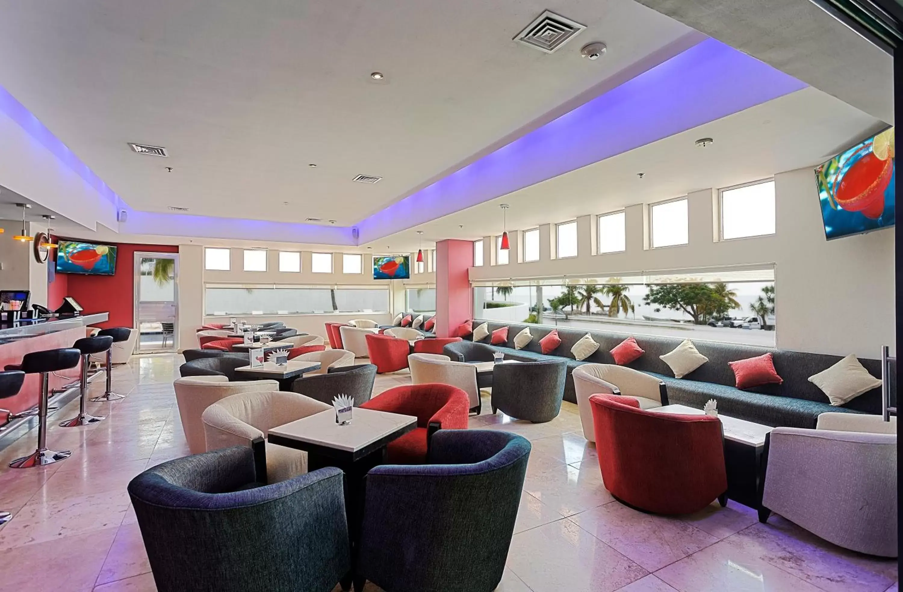 Lounge or bar, Lounge/Bar in Holiday Inn Campeche, an IHG Hotel