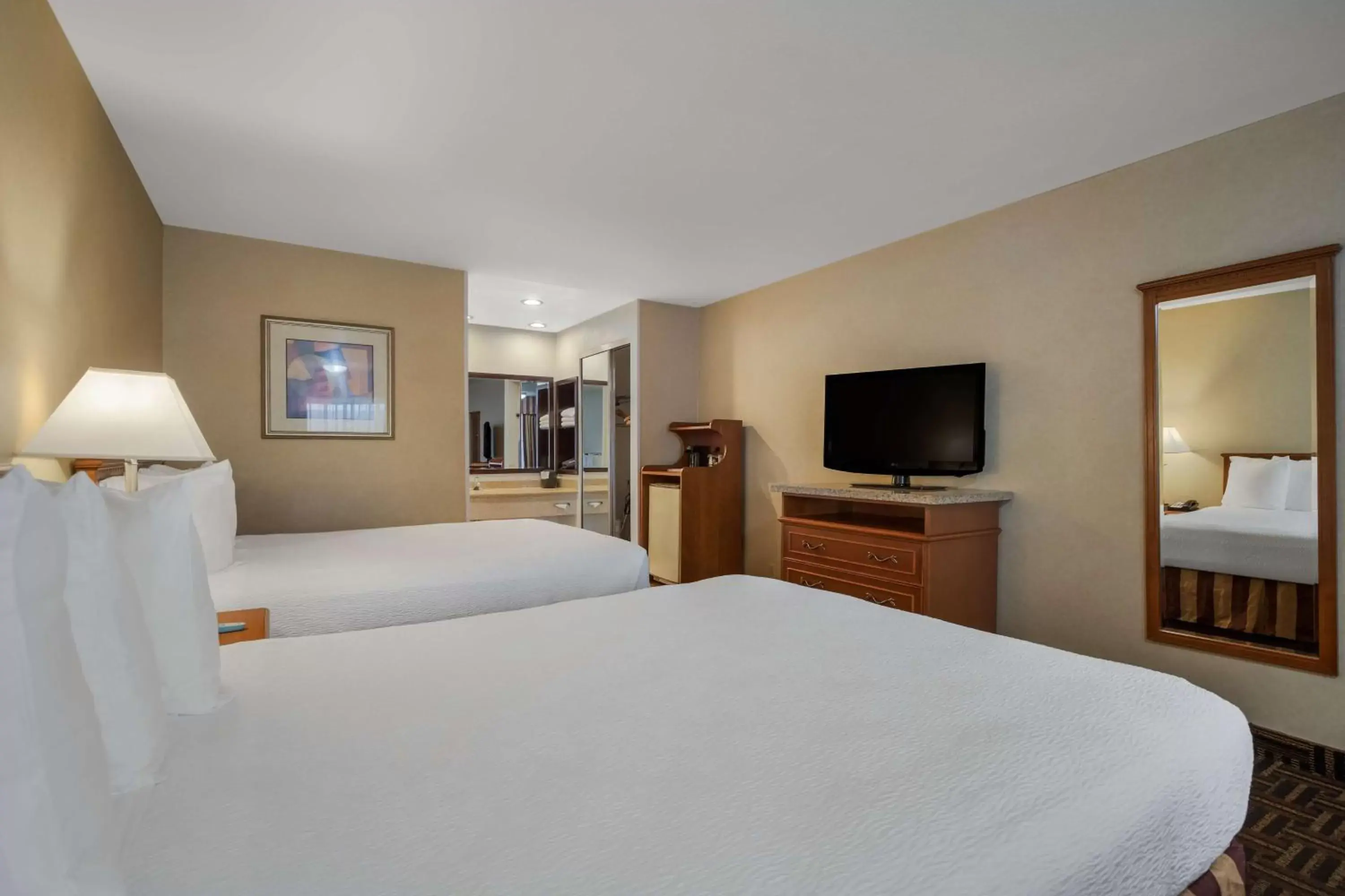 Bedroom, Bed in Best Western Norwalk Inn