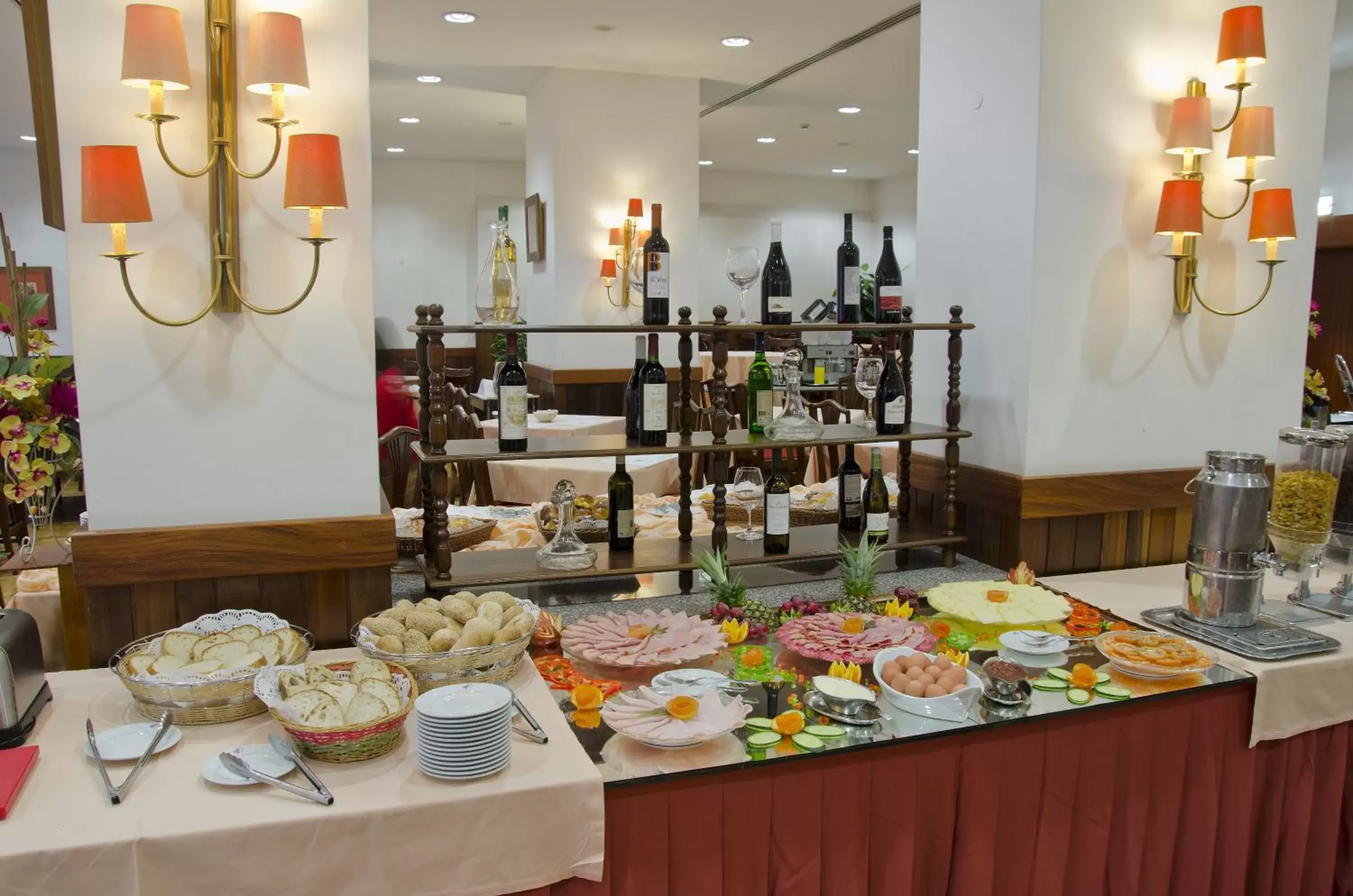 Restaurant/places to eat, Food in VIP Executive Zurique Hotel