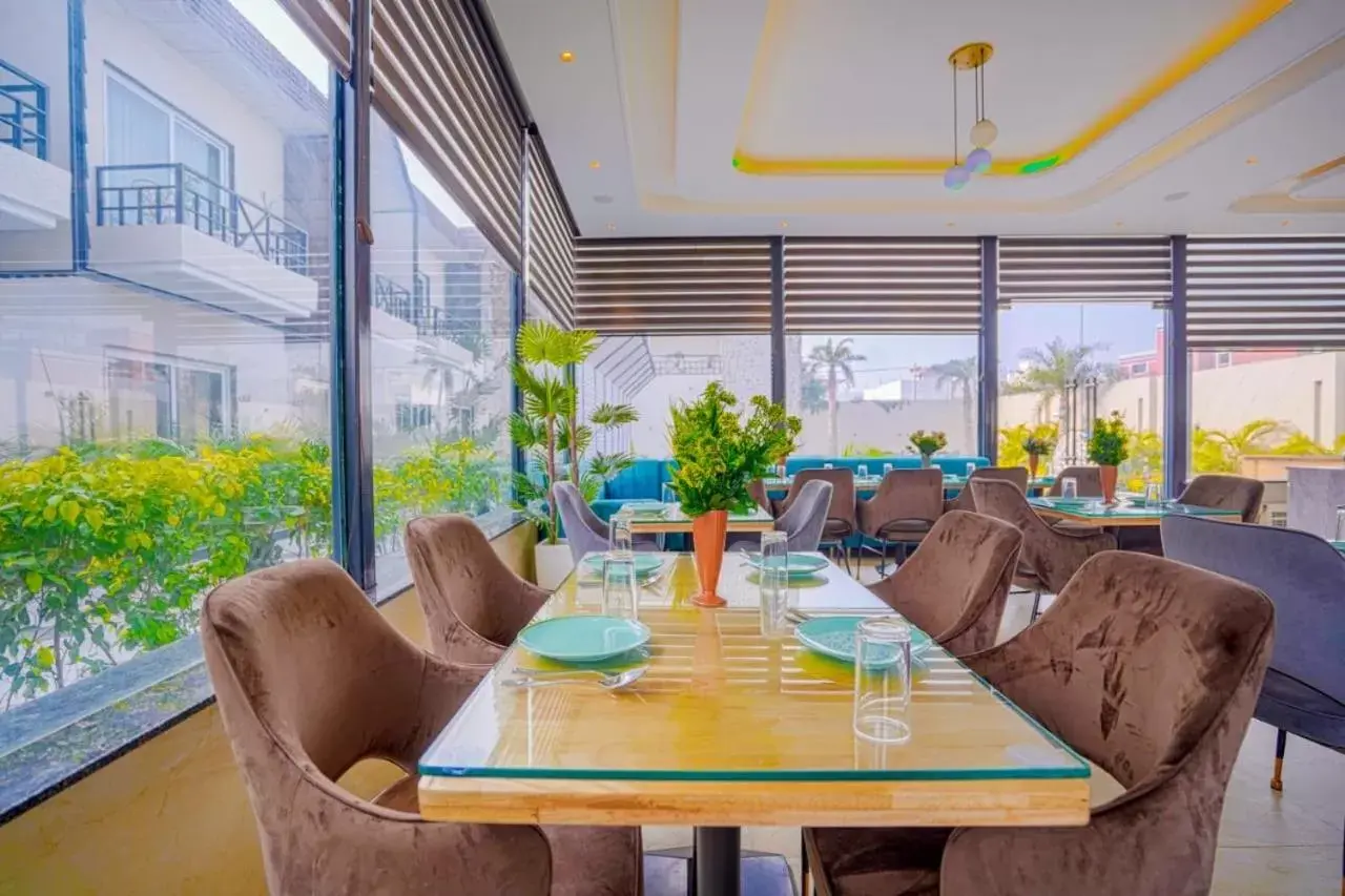 Seating area, Restaurant/Places to Eat in Greenwood Villa By Levelup Seating area, Restaurant/Places to Eat in Greenwood Villa By Levelup