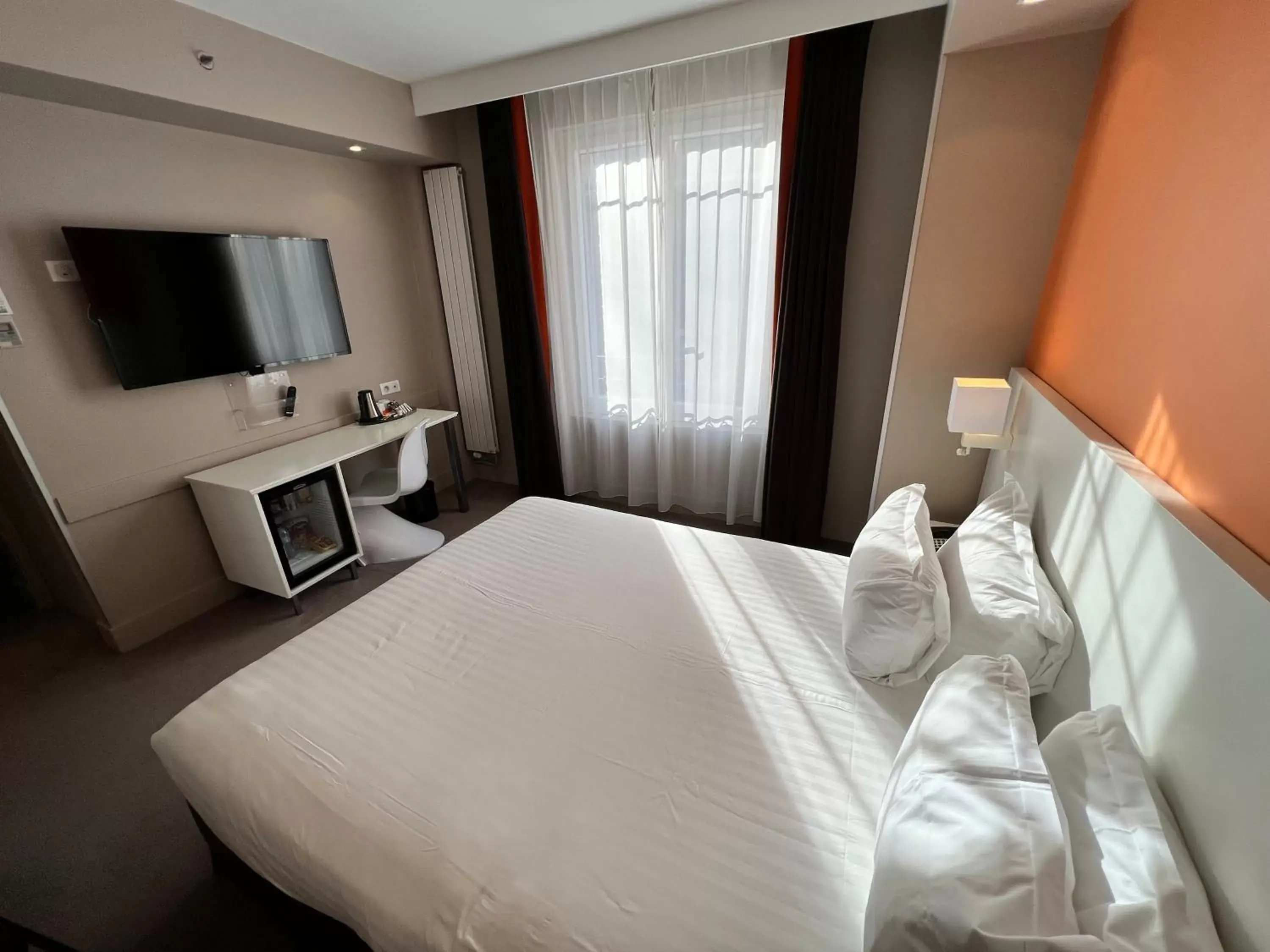 Communal lounge/ TV room, Bed in Holiday Inn Paris-Auteuil, an IHG Hotel