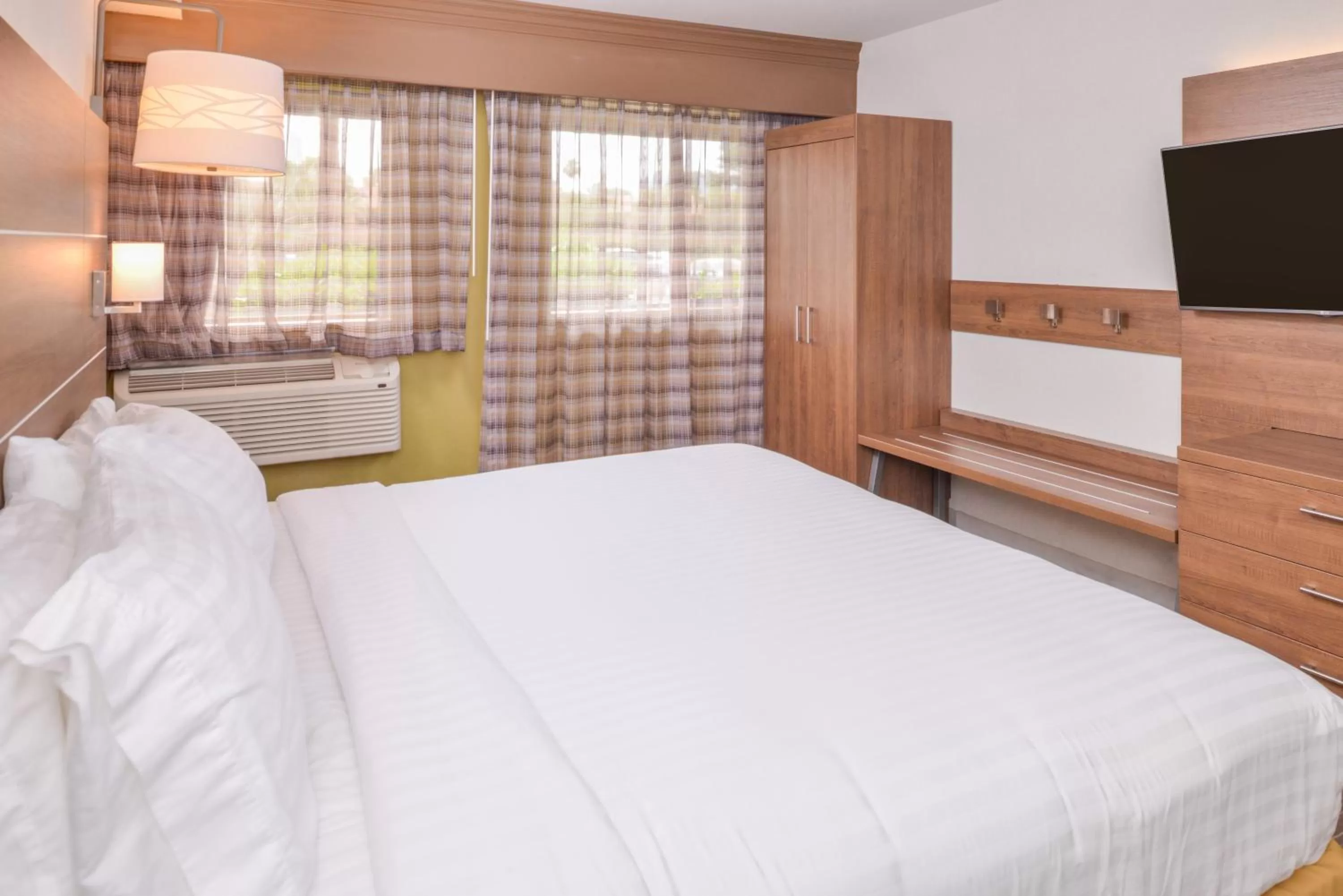 Photo of the whole room, Bed in Holiday Inn Express Palm Desert by IHG