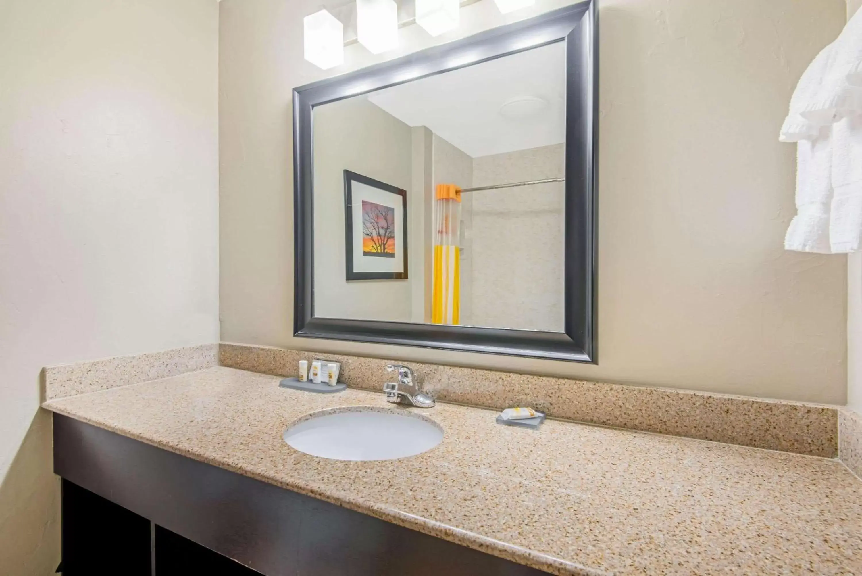 Bathroom in La Quinta by Wyndham Oklahoma City - Moore