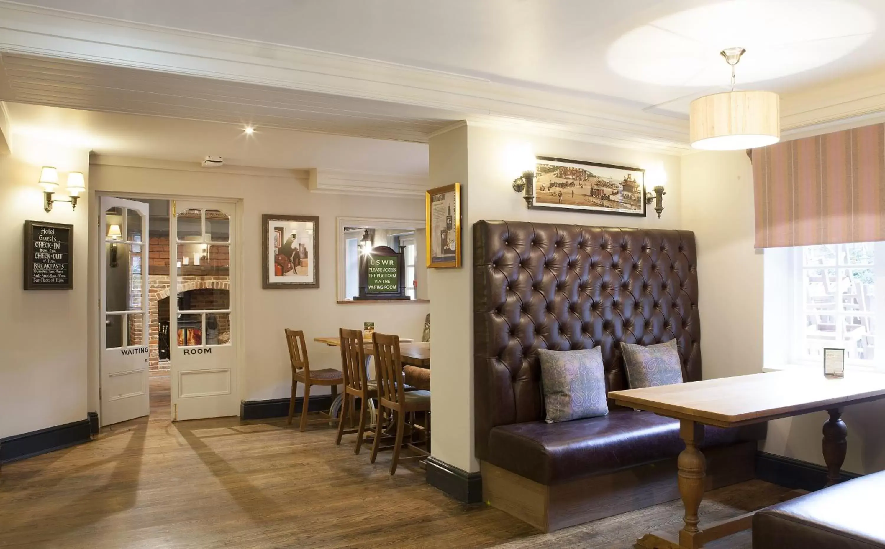 Lounge or bar, Seating Area in Avon Causeway Hotel