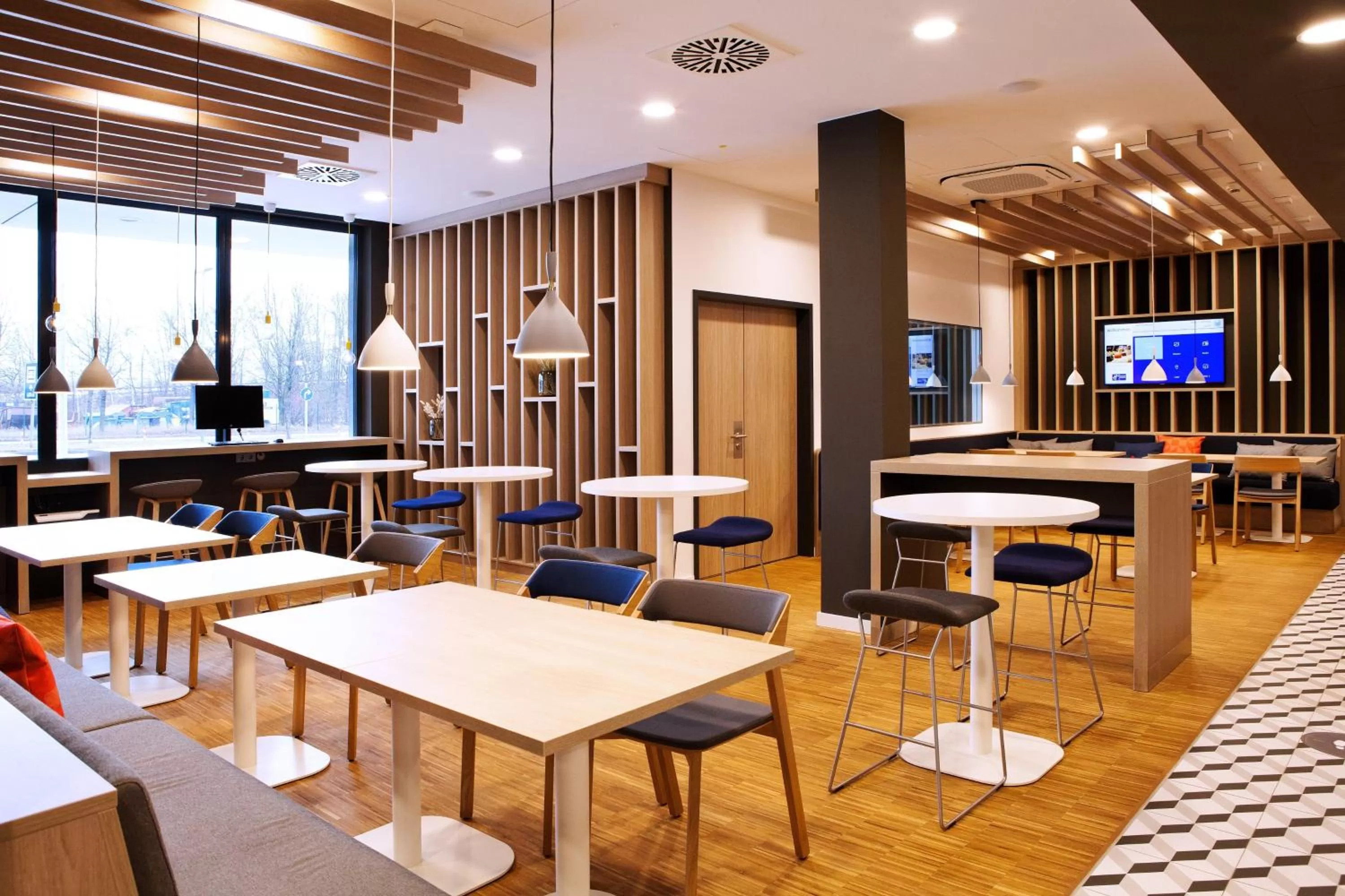 Lounge or bar in Holiday Inn Express Munich - Olympiapark by IHG