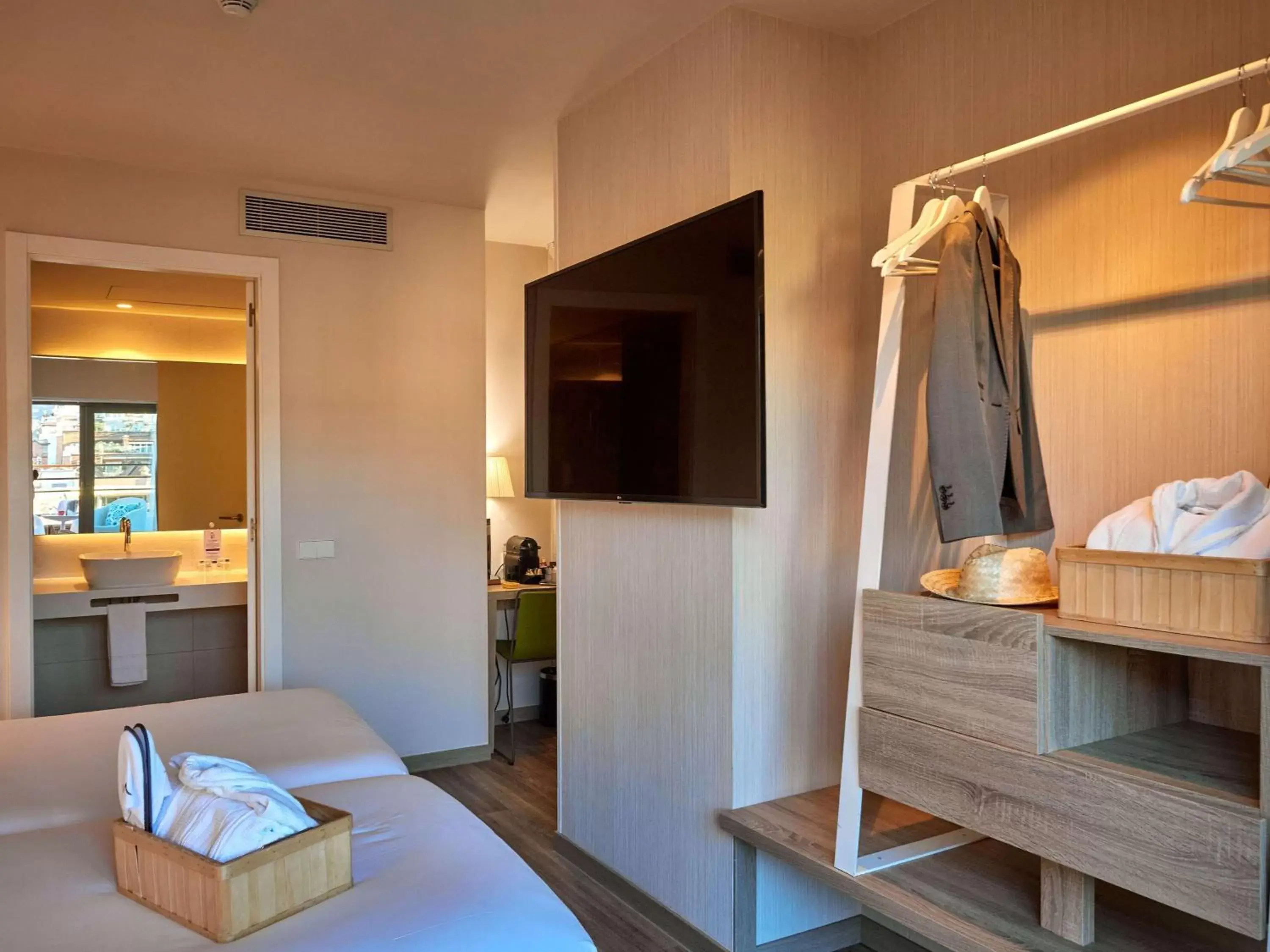 Bathroom, Bed in Mercure Alberta Barcelona