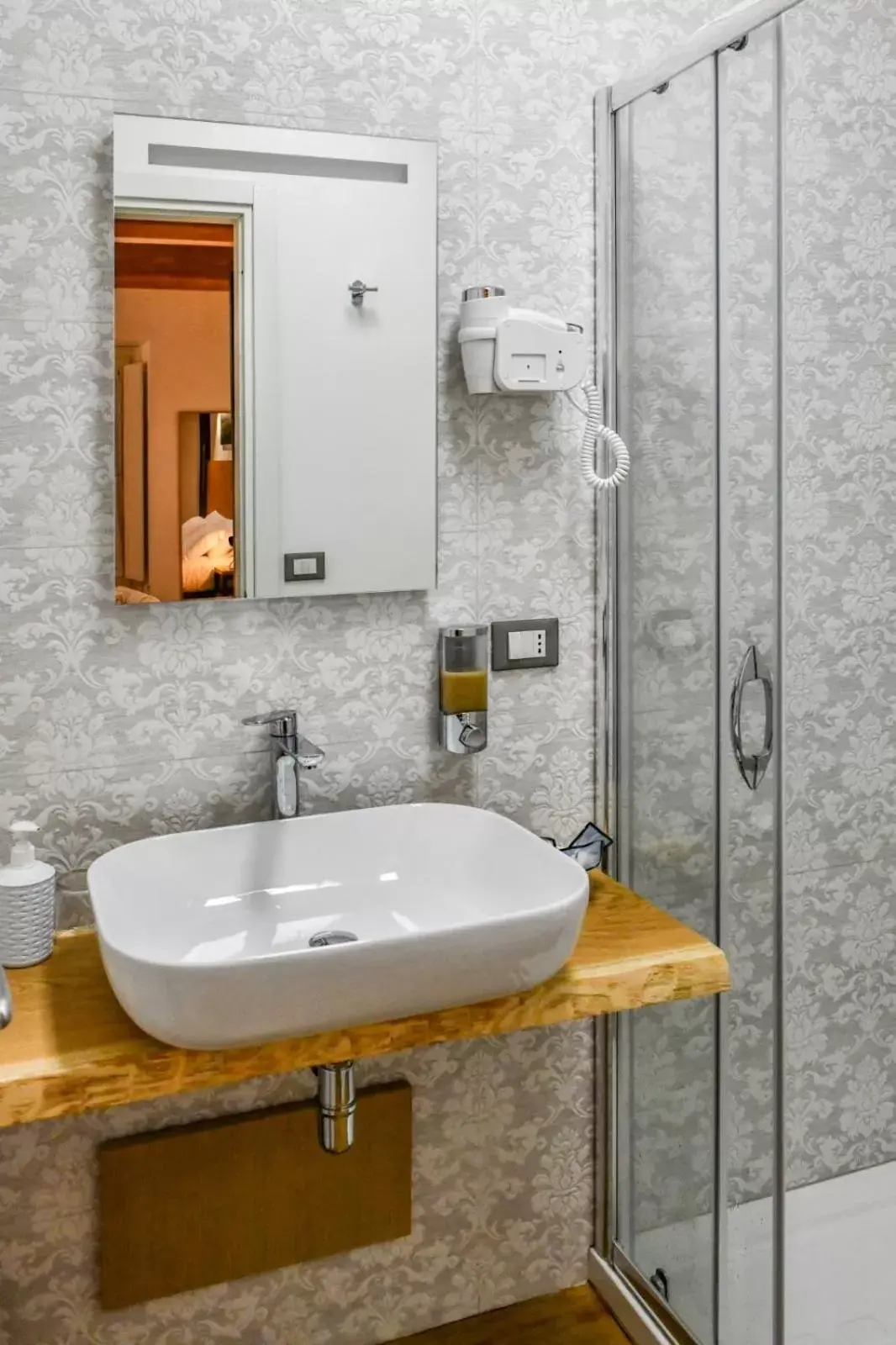 Shower, Bathroom in Ballarooms B&B Palermo Centro