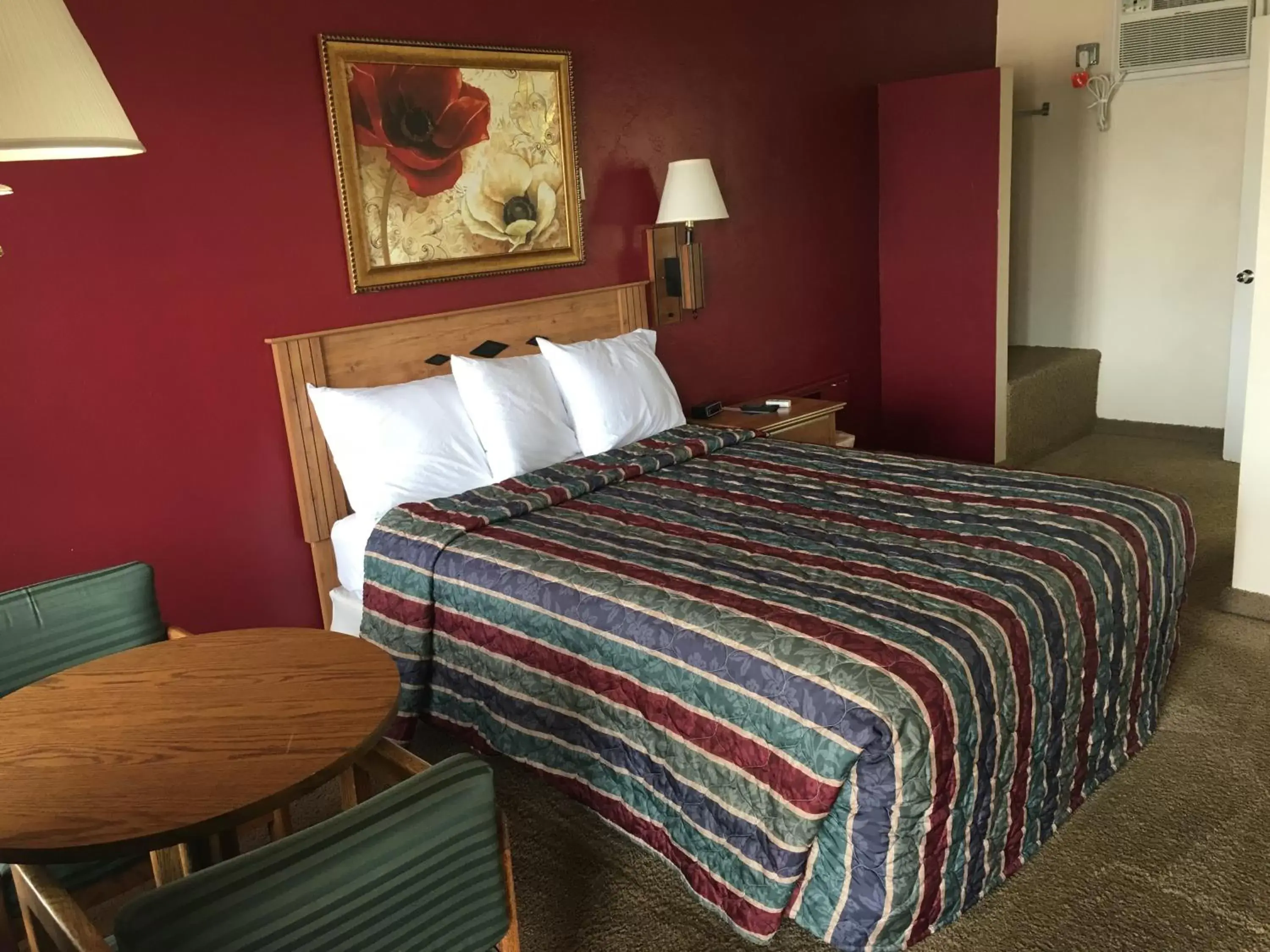 Queen Room No Pets in The Monticello Inn Queen Room No Pets in The Monticello Inn