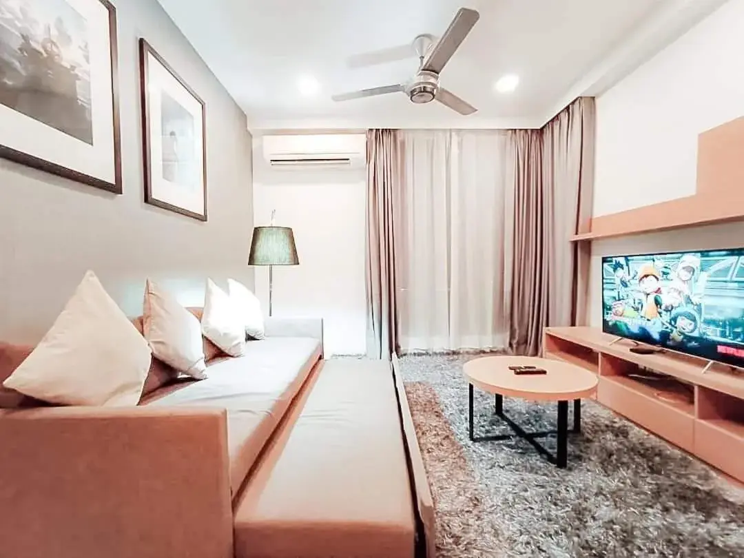 Seating Area in 1 Tebrau Suites by Subhome