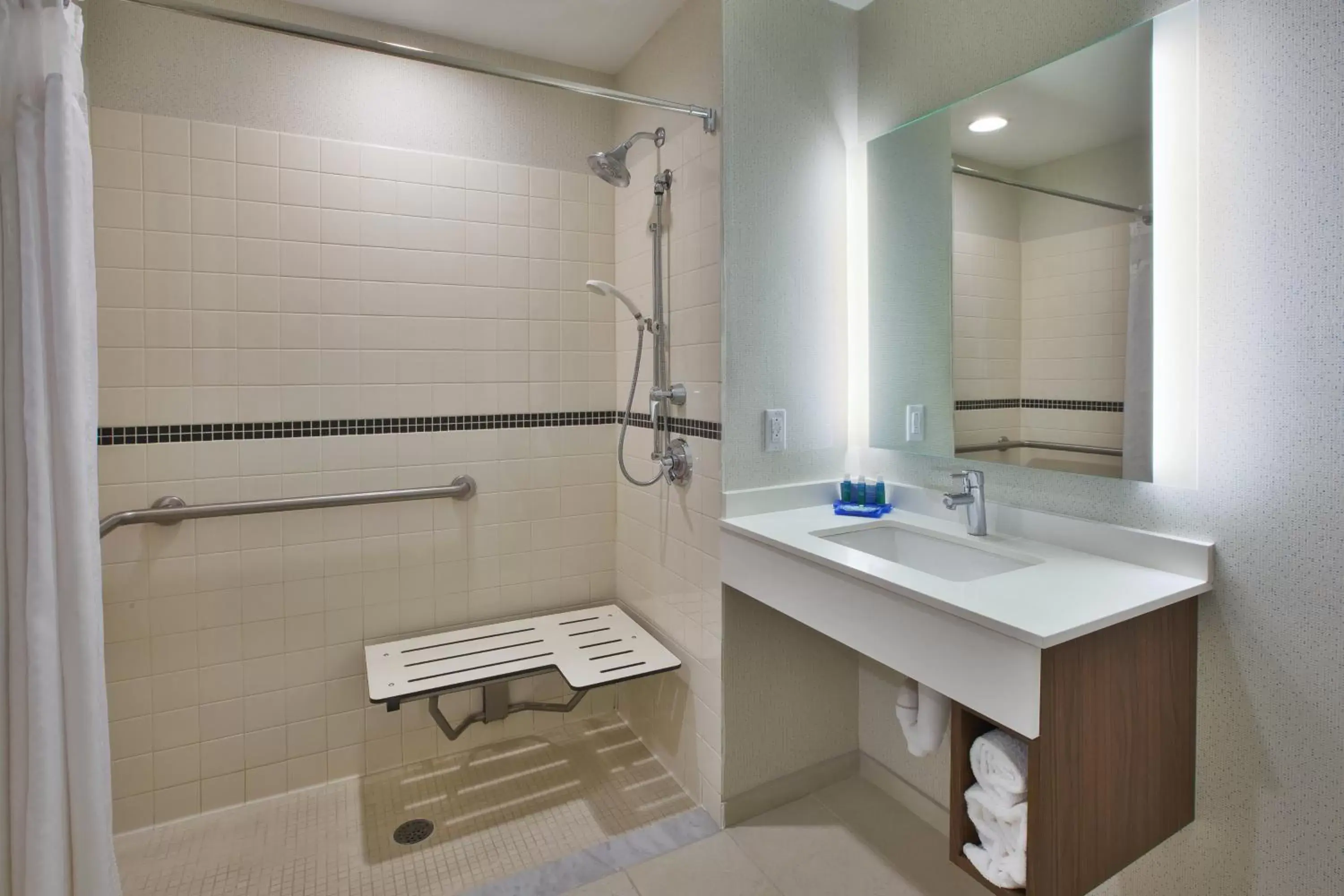 Standard Queen Room with Two Queen Beds and Roll-In Shower - Mobility Access in Holiday Inn Express Rochester-Victor by IHG Standard Queen Room with Two Queen Beds and Roll-In Shower - Mobility Access in Holiday Inn Express Rochester-Victor by IHG