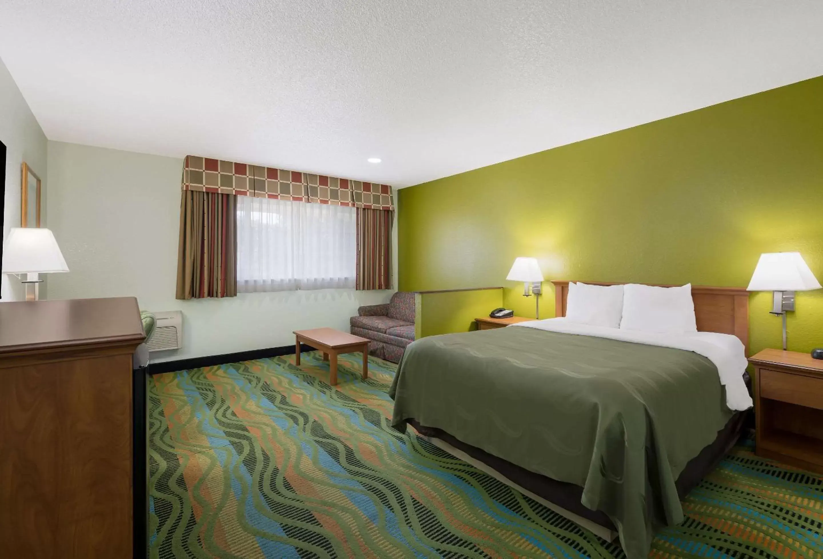 Bedroom, Bed in Quality Inn & Suites Medford Airport