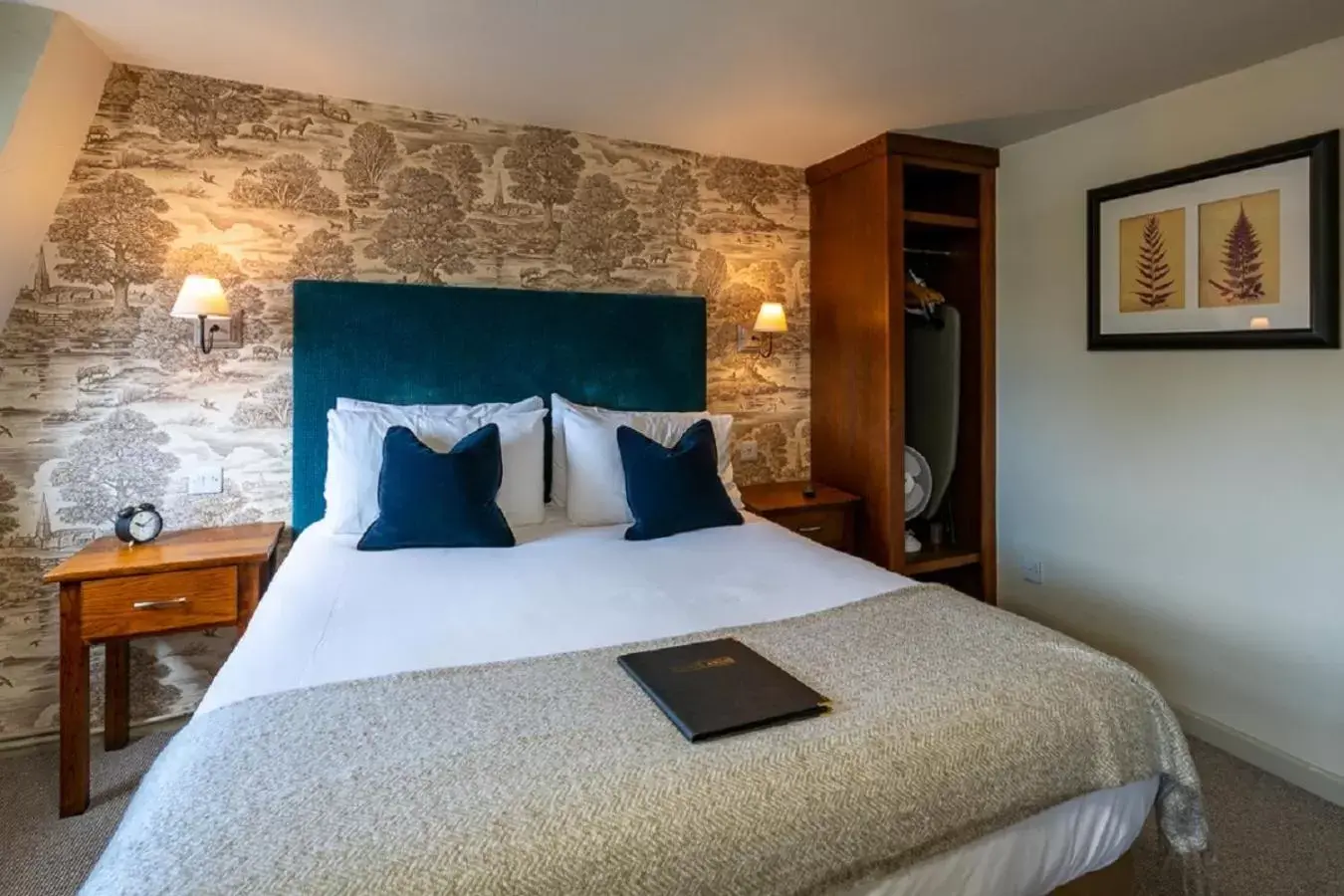 Bedroom, Bed in The Kings Arms Hotel Bedroom, Bed in The Kings Arms Hotel