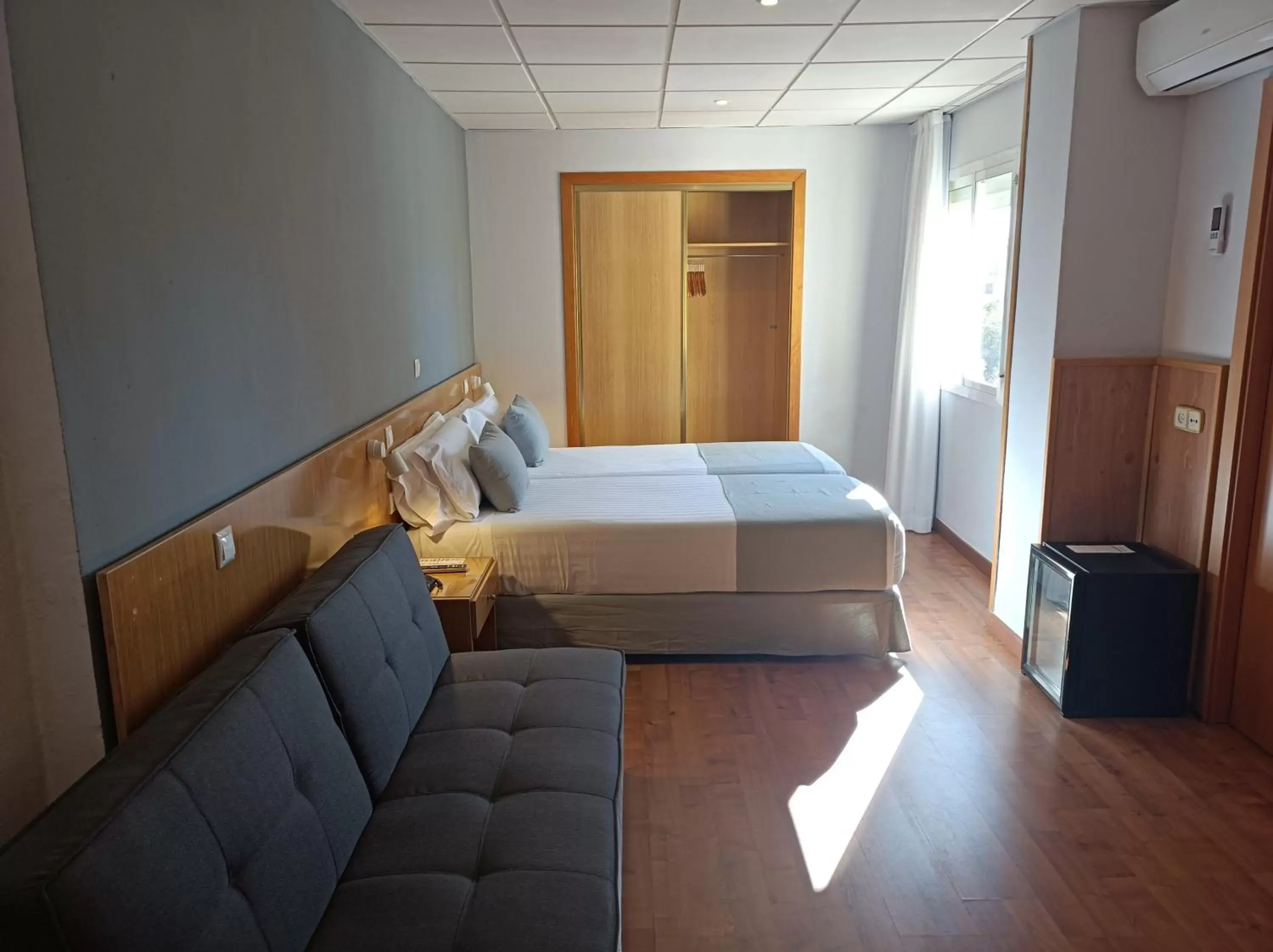 Photo of the whole room, Bed in Mendez Nuñez Alicante