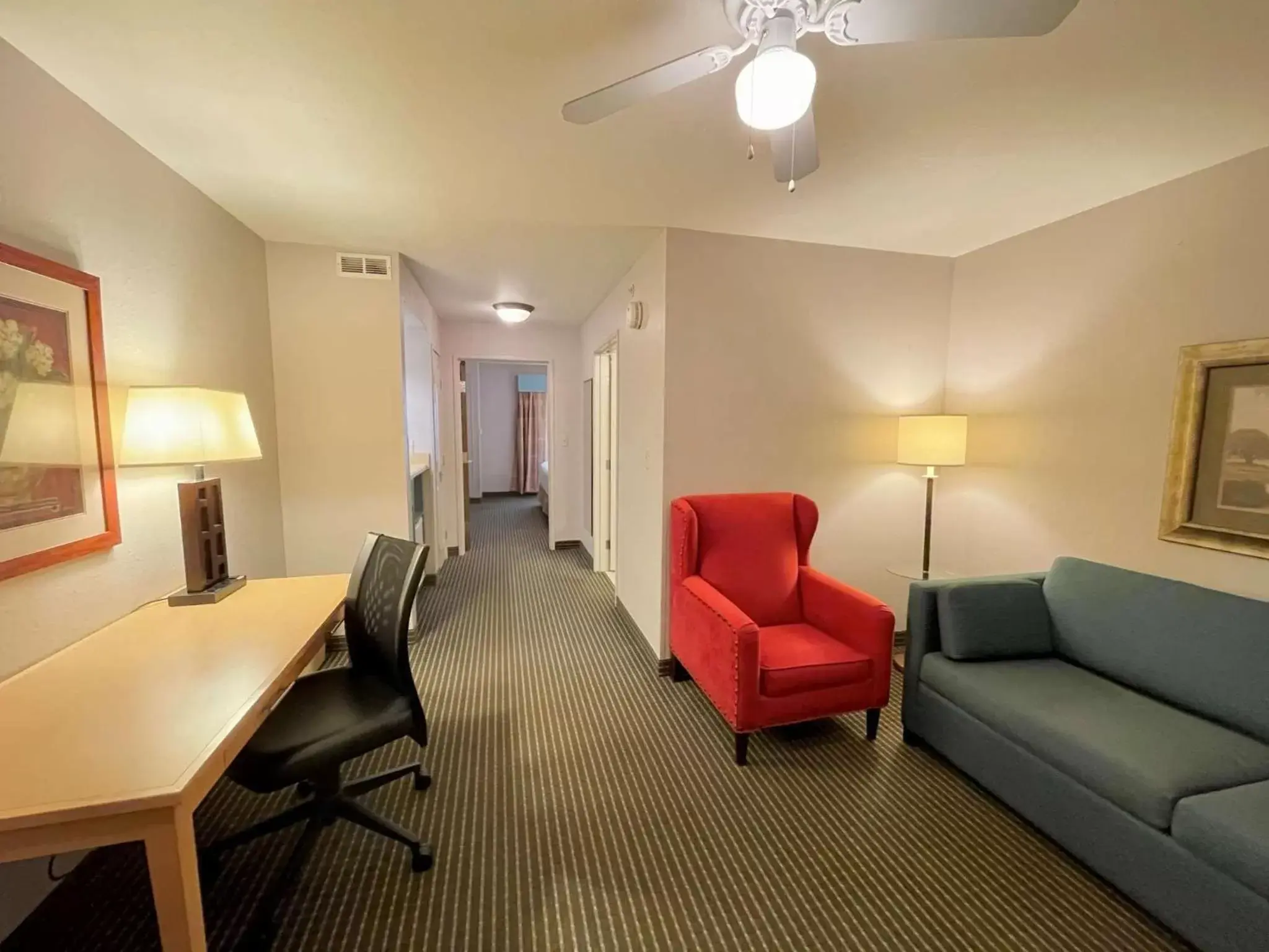 Photo of the whole room, Seating Area in Zion Inn & Suites